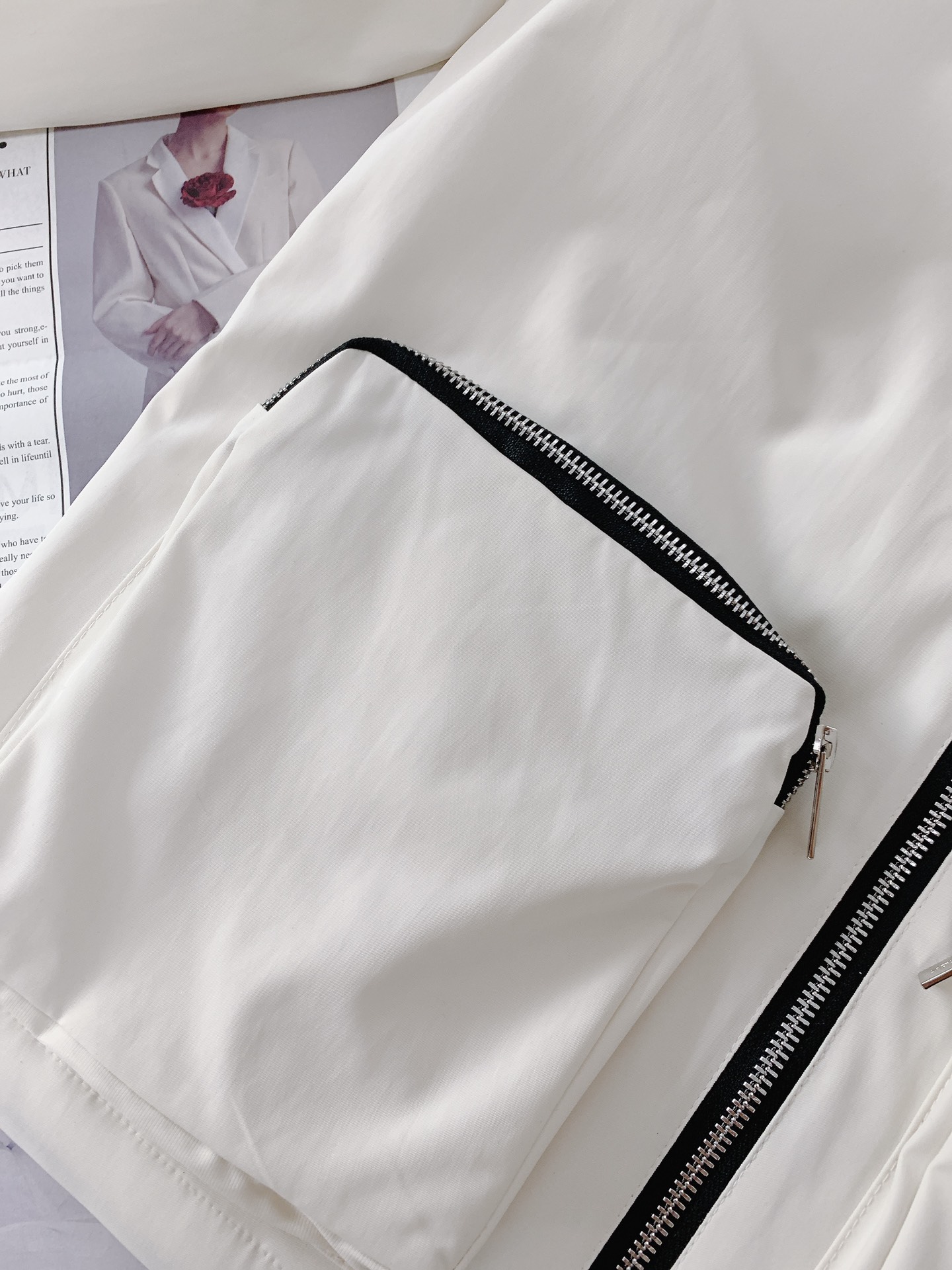 Prada普拉达2024SS早春新品机能工装夹克此系列产品的特色是使用了Malfile棉质帆布面料这种面