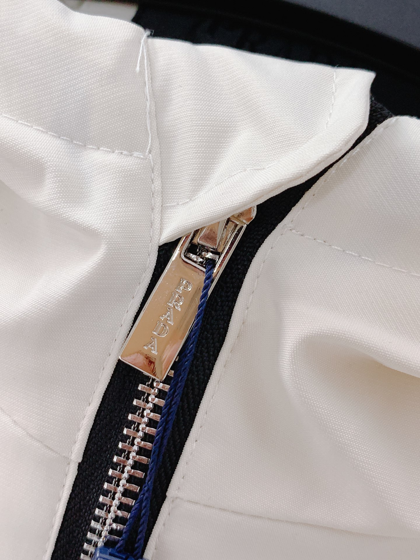 Prada普拉达2024SS早春新品机能工装夹克此系列产品的特色是使用了Malfile棉质帆布面料这种面