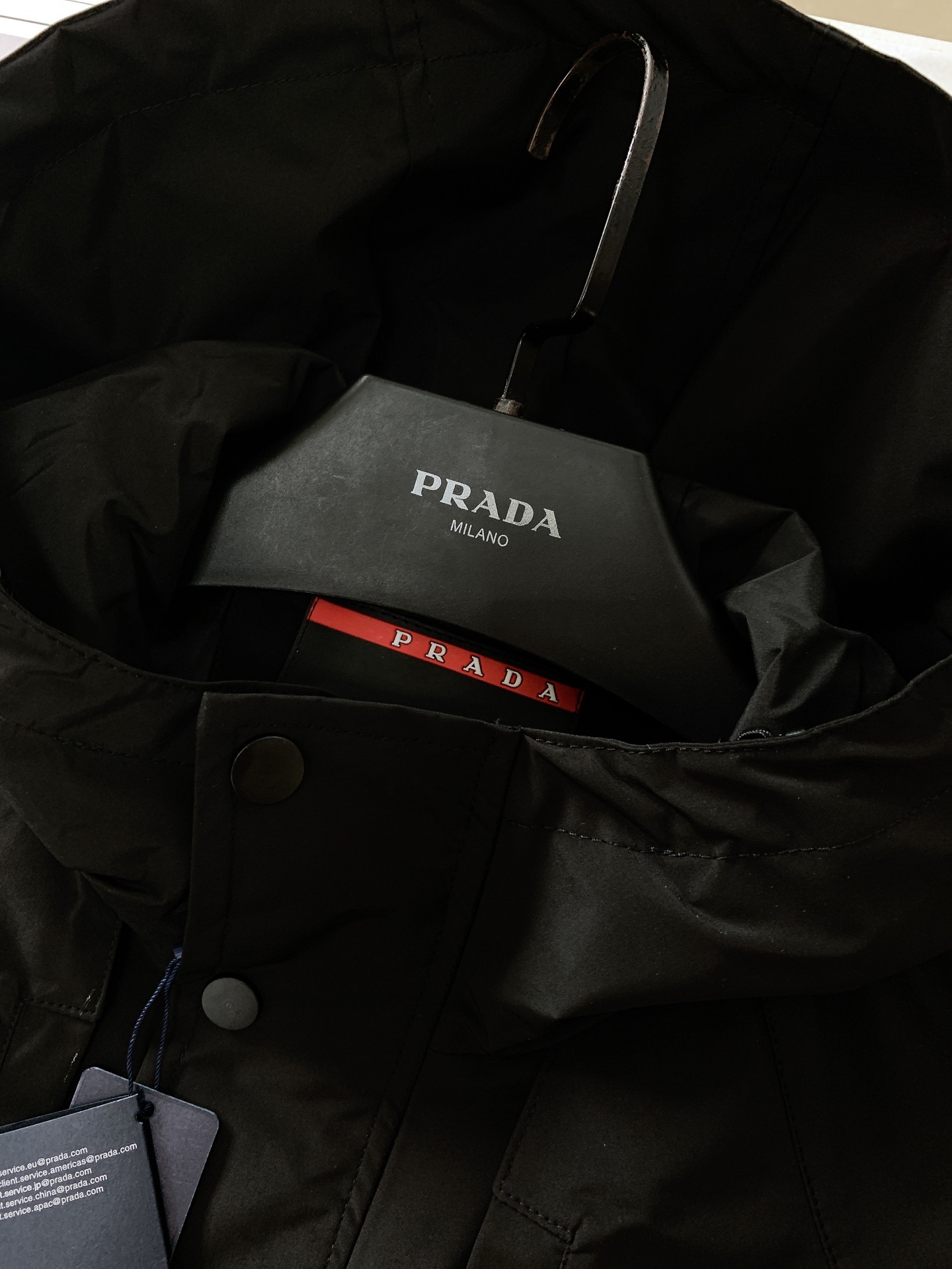 Prada普拉达2024SS早春新品连帽工装夹克外套微阔版型上身秒瘦显白手感处理完美极强的轮廓设计搭配简