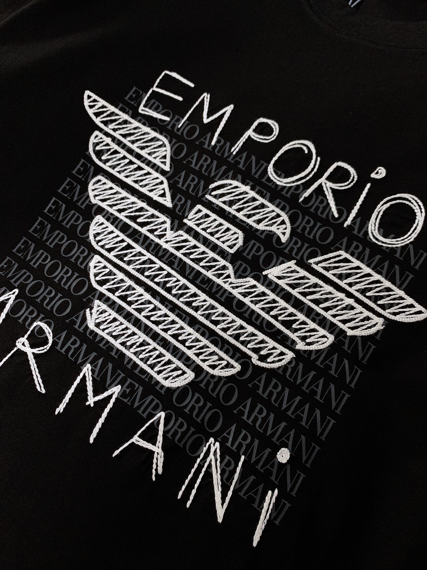 EmPorioArmani阿玛尼2024SS春夏新品时尚休闲短TEE进口高支纯棉面料打造细节彰显质感胸前