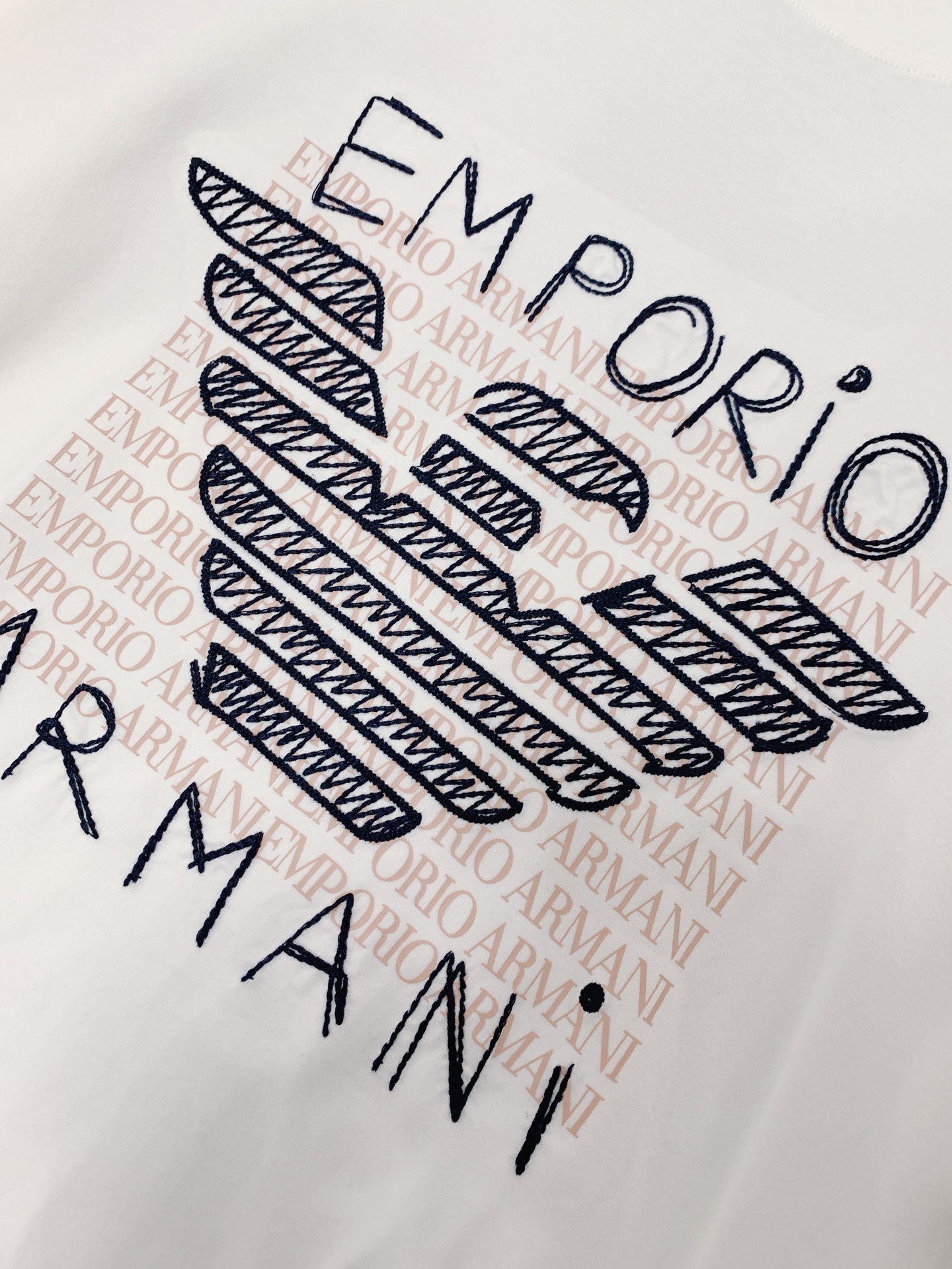 EmPorioArmani阿玛尼2024SS春夏新品时尚休闲短TEE进口高支纯棉面料打造细节彰显质感胸前