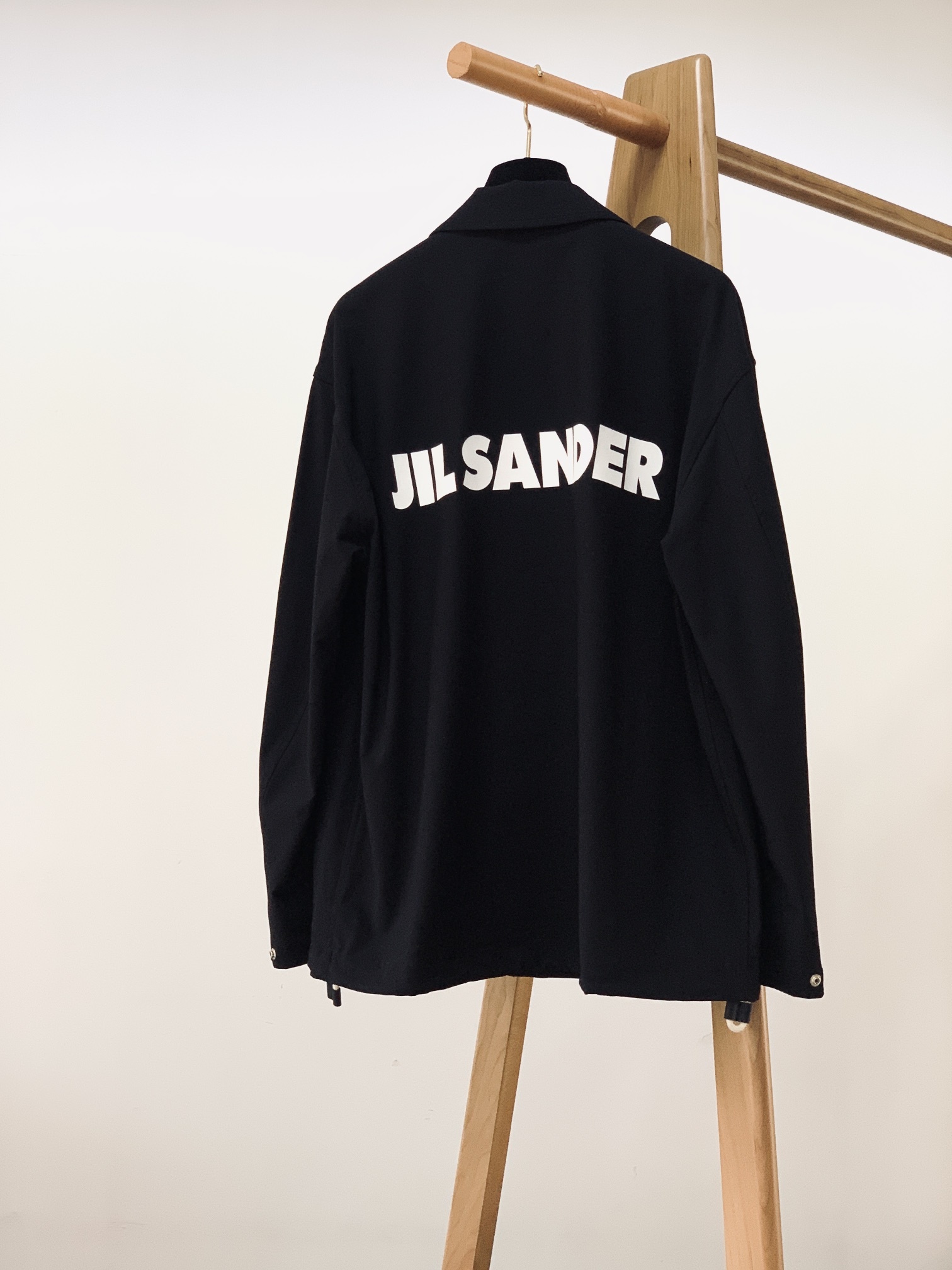 JiI sander 吉尔.桑达 情侣款第一织物弹力尼龙纤维后背撞色大logo复古调性翻领夹克,可与短