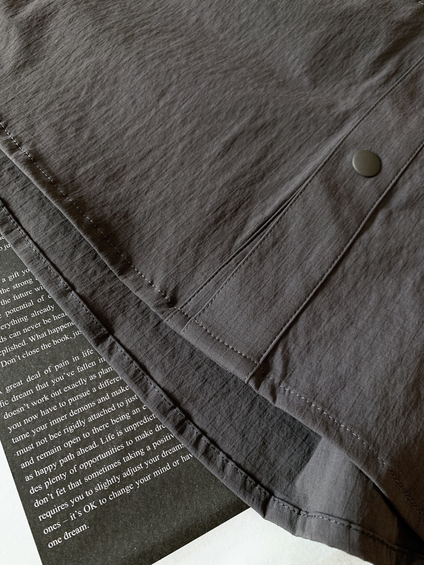 DESCENTE迪桑男款高性能Cordura系列纤维工装多口袋机能型防水速干衬衫外套关于款式及设计机能风
