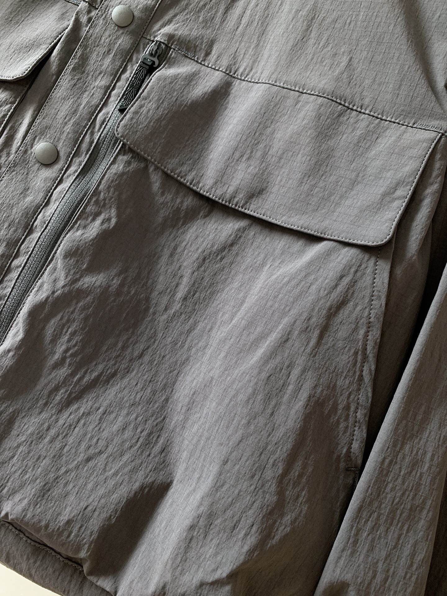DESCENTE迪桑男款高性能Cordura系列纤维工装多口袋机能型防水速干衬衫外套关于款式及设计机能风