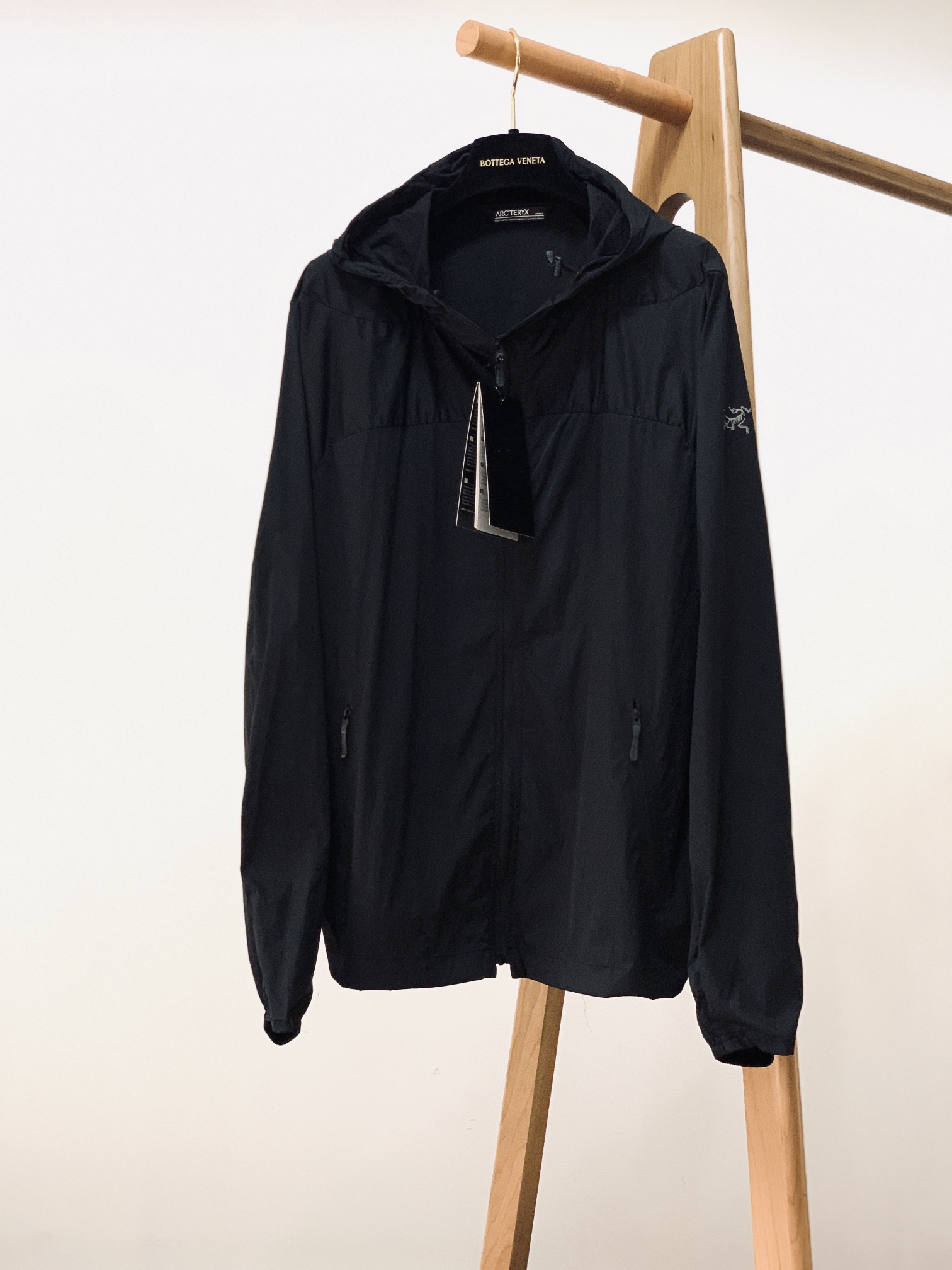 NO:133167,ARCTERYX Technological Fabric is a must-have UV-proof and elastic skin coat for outdoor use.!  Different from the market, there is a sunscreen with this kind of surface every year. Old customers know that this fabric is easy to wear. Comfortable fabric ingredients: 76 nylon   24 spandex (high elasticity) The surface is smooth but the feel is soft and elastic. There is also a kind of ice-like fabric that is really suitable for wearing in summer. Not only is it not only outdoor hiking and hiking!  It is suitable for tebie to wear casual sports, which ensures breathable and sweat-free to the greatest extent and is safe and will not penetrate the flesh. The super exclusive limited version!  Laser breathable black technology   thin nano ice silk sunscreen skin coat!  Another irritable product... Everything is so perfect, it is a good choice for you to commute... Slim and convenient is its charm... Comfortable and customized nanofabrics, huge elasticity... The upper body is very handsome... The brand is undoubtedly highlighted... The classic two colors are truly worth it …………………………………………………………………………………………………………………………………………………………………………………………………………………………………………………………………………………………………………………………………………………………………………………………………………………………………………………………………………………………………………19860909ARCTERYX 始祖鸟 科技面料户外必备防紫外线高强弹力皮肤外套. ！ 区别市场货 每年都会出一款这种面的防晒衣老顾客都知道这种面料好穿 chaoji舒服面料成份: 76锦纶 24氨纶(高弹力)表面滑料但手感是柔软加高弹力 而且有一种类似冰爽面料夏天穿起来确实是再合适不过了不但户外登山徒步穿着！ 平时休闲运动穿起来也是tebie合适连帽,最大程度的保证了透气排汗性而且放心不会透肉 超极独家限定款！激光透气黑科技 轻薄纳米冰丝防晒皮肤衣！ 又一款暴躁产品…一切都是那么完美,是你户外…通勤的良好选择…轻薄便捷是它的魅力所在…全面定制客供纳米面料,弹力巨大…上身非常帅气…品牌凸现无疑…经典两色真心超值 …………………………………………………… SizeM-3XL,arc'teryx,jackets & coats,hats,alexander wang,Men's clothing