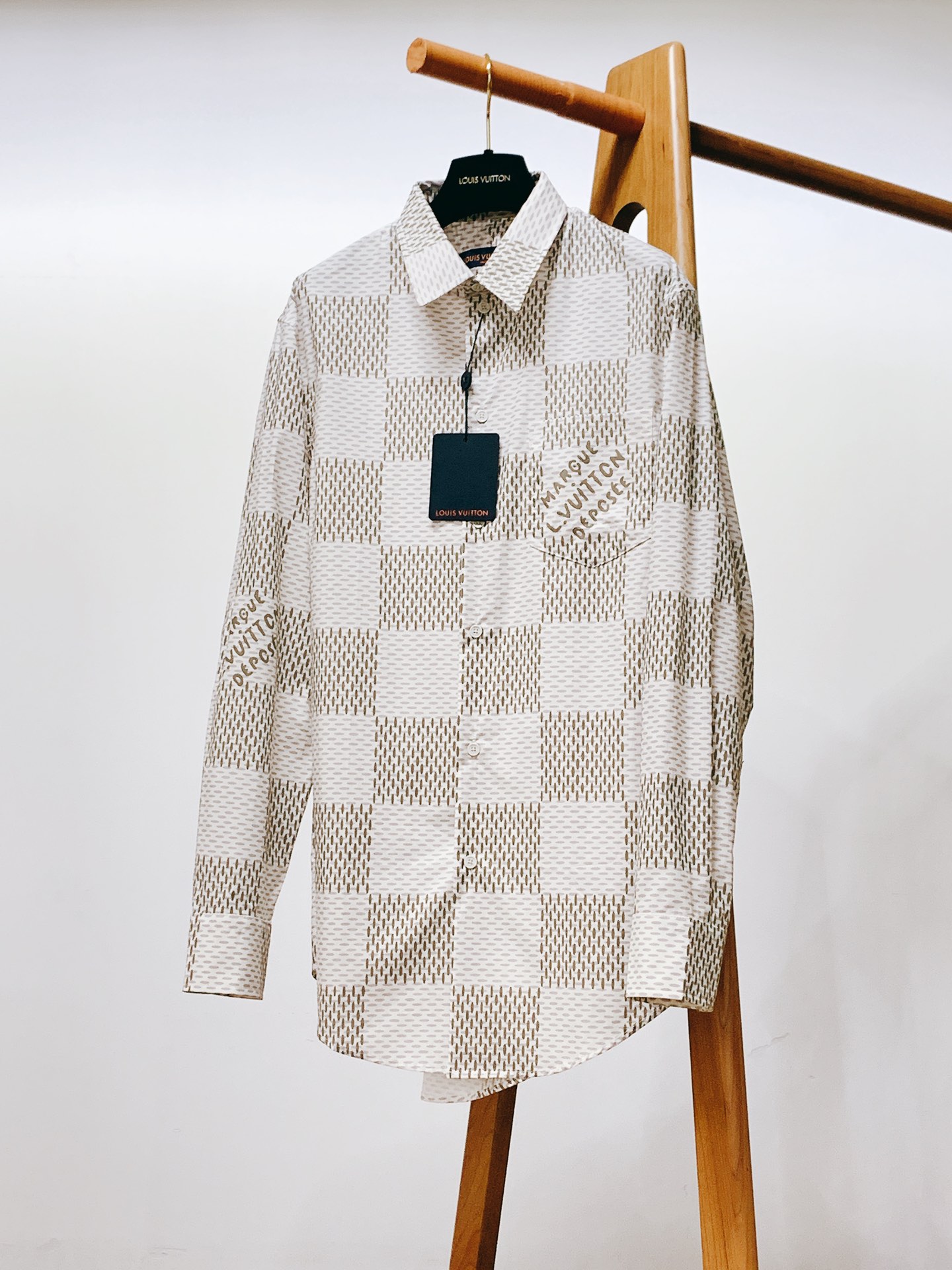NO:135796,Louis Vuitton chessboard long-sleeved shirt depicts an enlarged version of the damier pattern, and injects new trends with the marque I. vuitton deposee logo of the spring and summer show. It can highlight the charm of the damier with the same top, and can easily integrate into casual styles. The same style for men and women. …………………………………………………………………………………………………………………………………………………………………………………………………………………………………………………………………………………………………………………………………………………………………………………………………………………………………………………………………………………………………………………………………………………………………………………………………………………………………………………………………………………………………………………………………………………………………………………………………………………………………………………………………………………………………………………………………………………………………………………………………………………………………………………………………………………………………………………………………………………………19860909LouisVuitton 路易威登 棋盘格长袖衬衫描绘放大版 damier 图案,再以 春夏秀场的 marque I. vuitton deposee 标识注入潮流新意.可与同款上衣共同彰显 damier 魅力,亦可轻松融入休闲造型. 男女同款. …………………………………………………… SizeS-XL,,louis vuitton,louis vuitton,shirts,alexander wang,Men's clothing