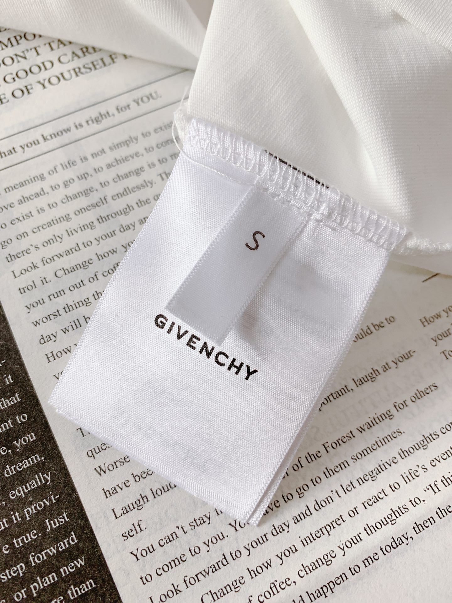 Givenchy纪梵希2024SS春夏新品限定款刺绣短TEE进口优质高支纯棉面料打造舒适透气质地超赞胸前