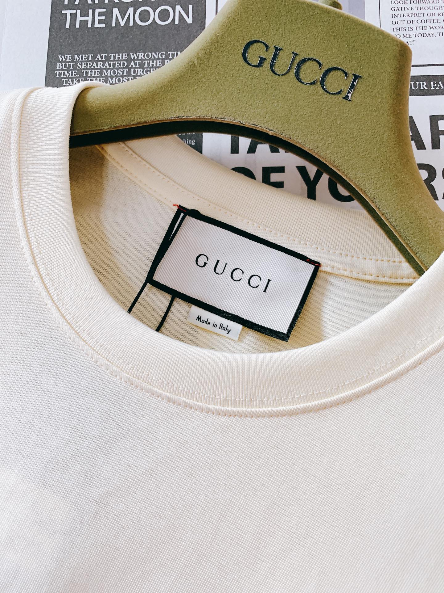 Gucci古驰2024SS春夏新品GG字母印花圆领短袖T恤以缀饰活力印花的运动单品迎接温暖季节的到来品牌