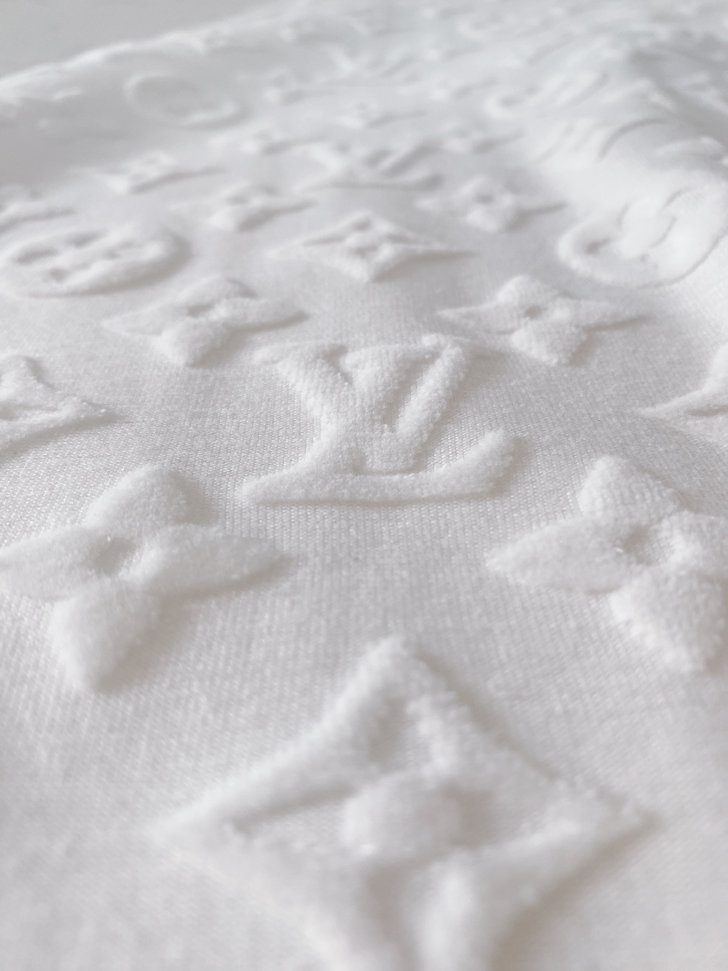 LouisVuitton路易威登2024SS春夏新品毛巾绣浮雕短袖高端气质型必入的极品款式一款极具腔调感