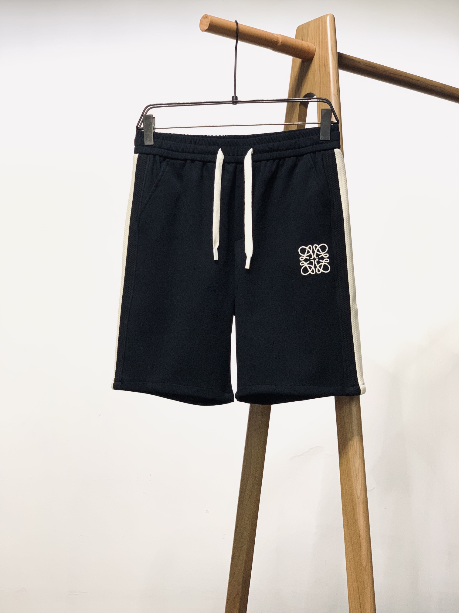 LouisVuitton路易威登2024SS春夏新品时尚休闲短裤甄选优质面料打造独特设计缔造简约线条感版