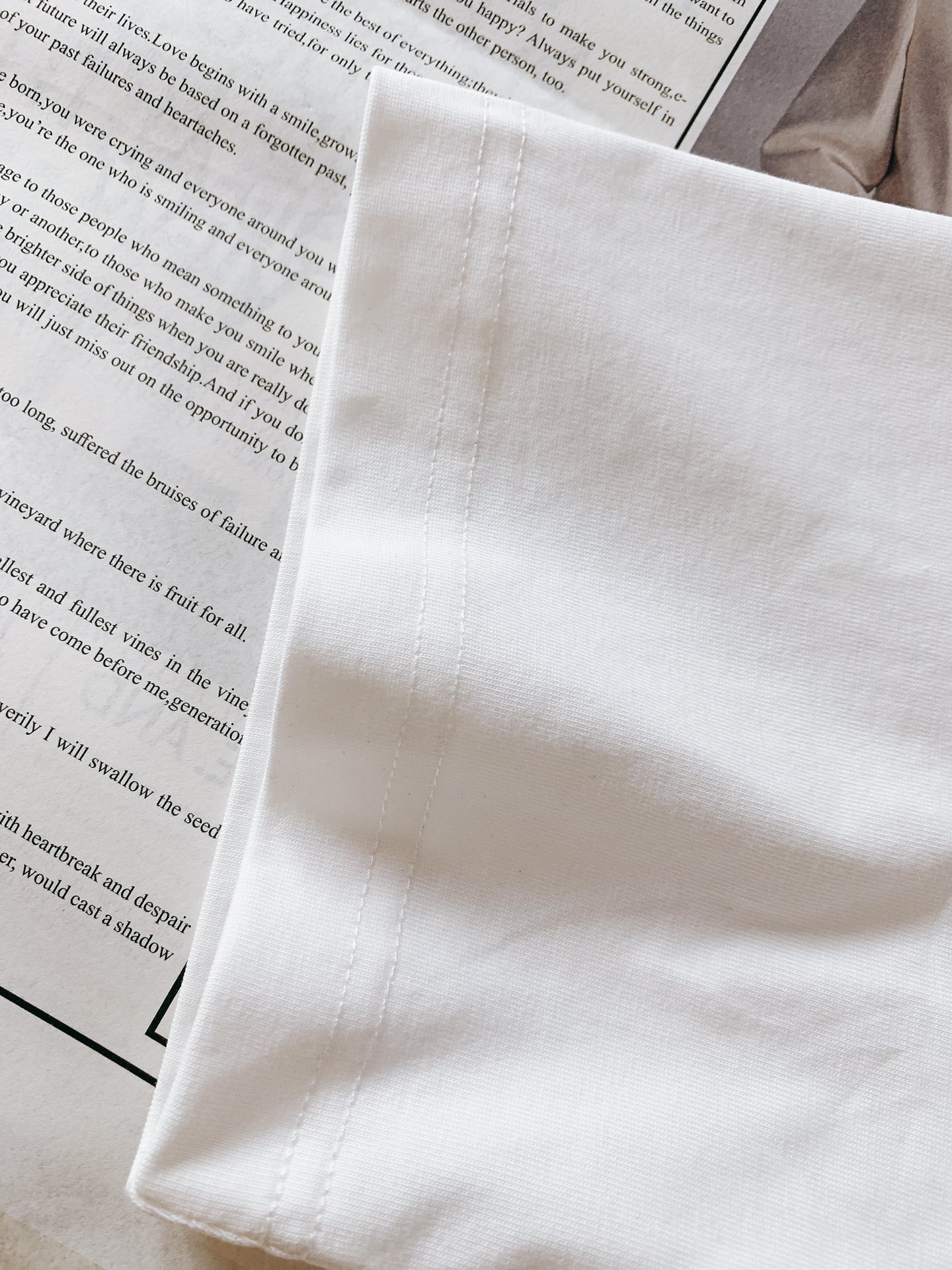 DiorHomme迪奥桀傲2024SS春夏新品限量走秀款T恤呈现运动风格采用米白色棉质和桑蚕丝混纺平纹针