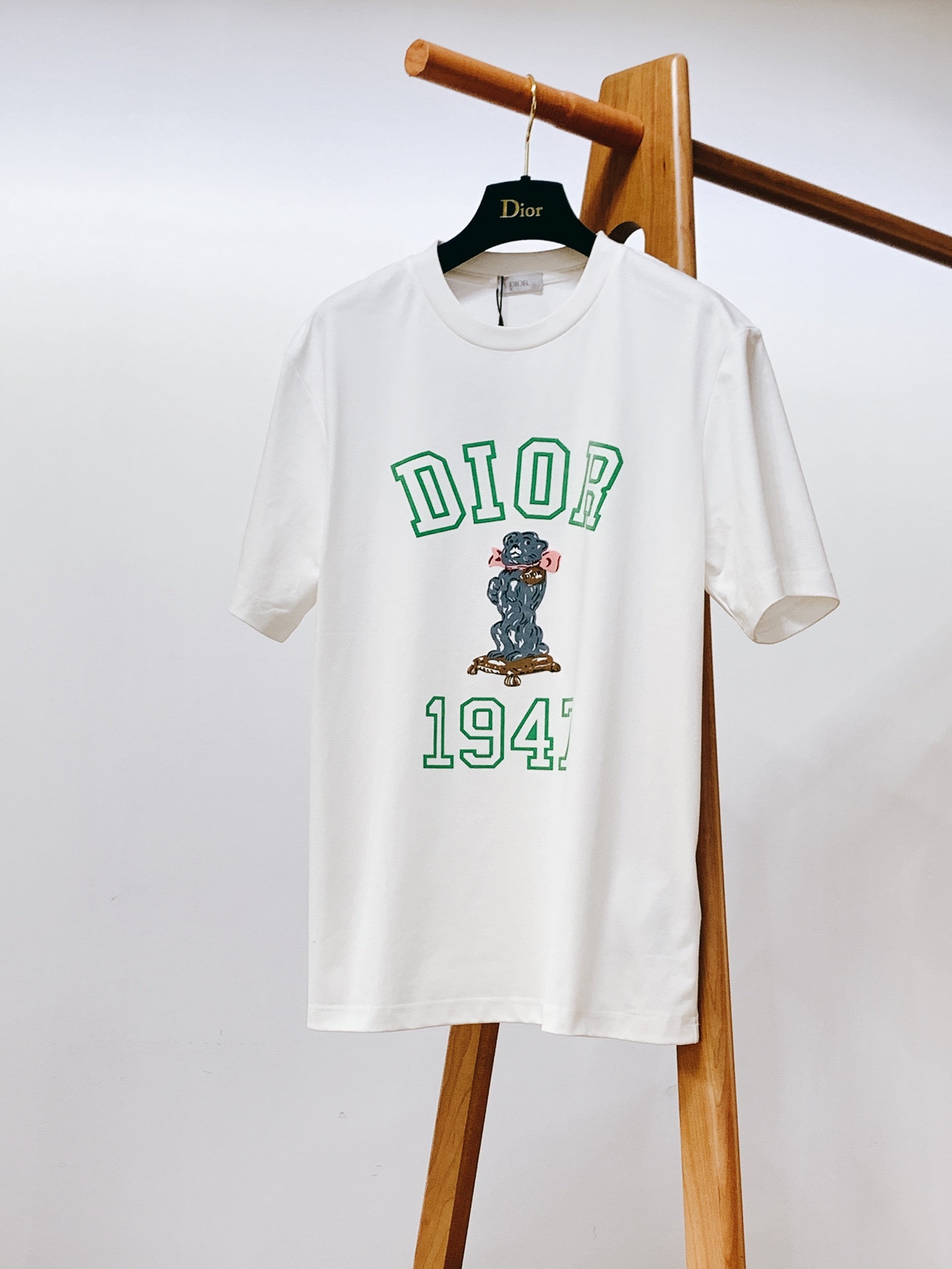DiorHomme迪奥桀傲2024SS春夏新品发泡印花短袖完美的符合最新系列风格的时尚理念体验最新风情！