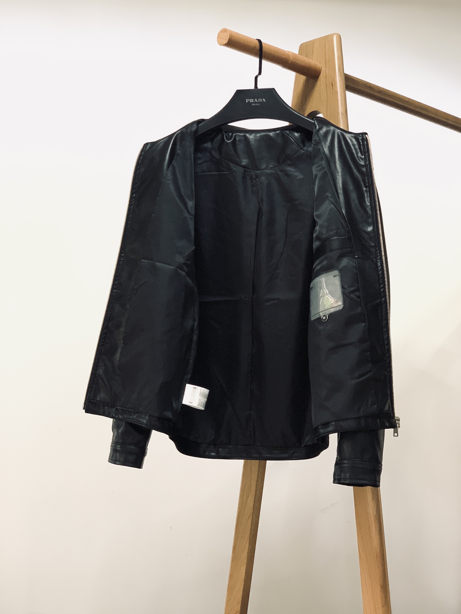 Prada普拉达2024SS早春新品PU夹克外套进口PU皮打造整衣全部精工走线手感处理完美极强的轮廓设计