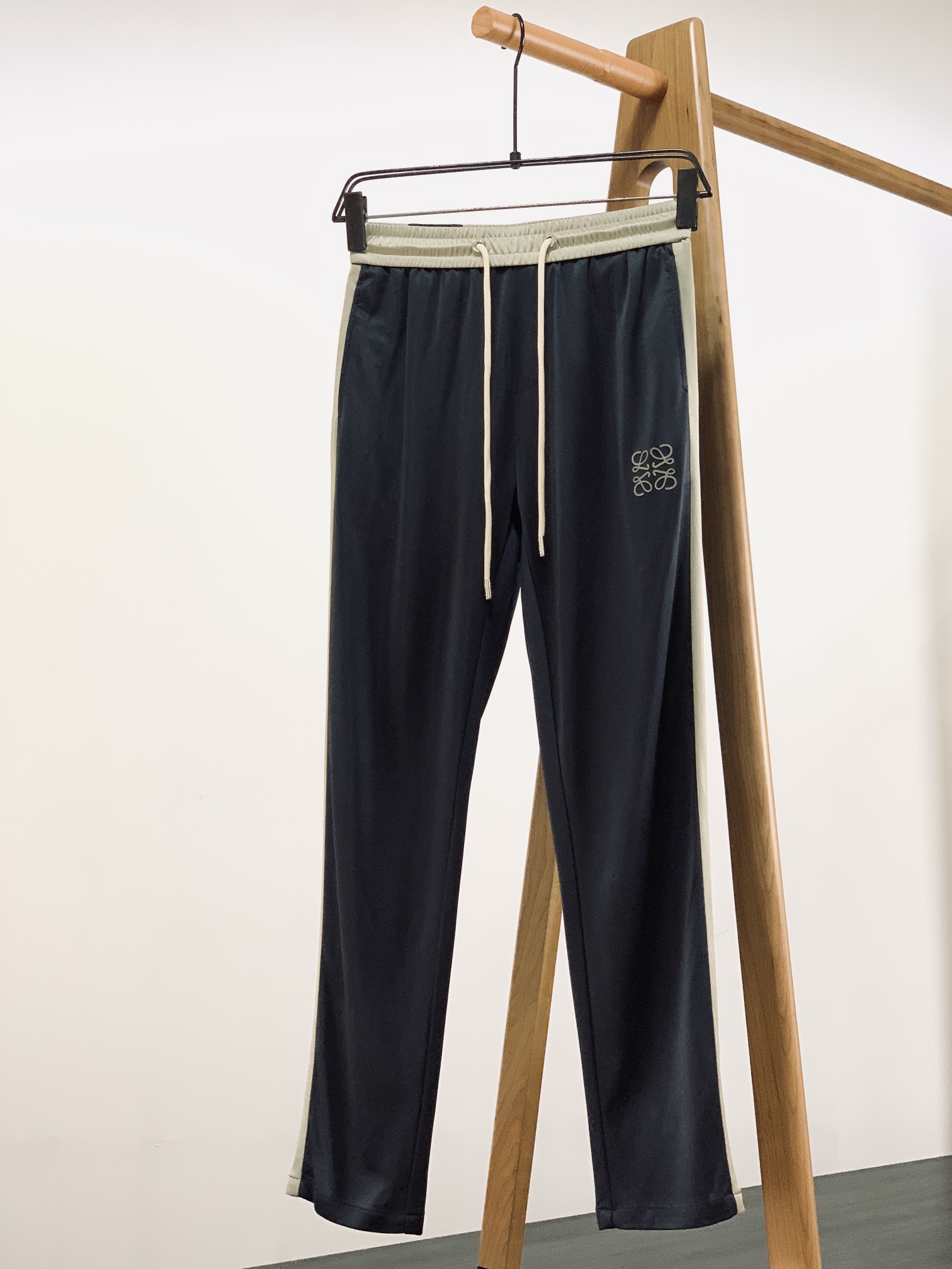 Loewe罗意威2024SS春夏新品时尚休闲短裤甄选优质面料打造独特设计缔造简约线条感版型不挑人客供定制