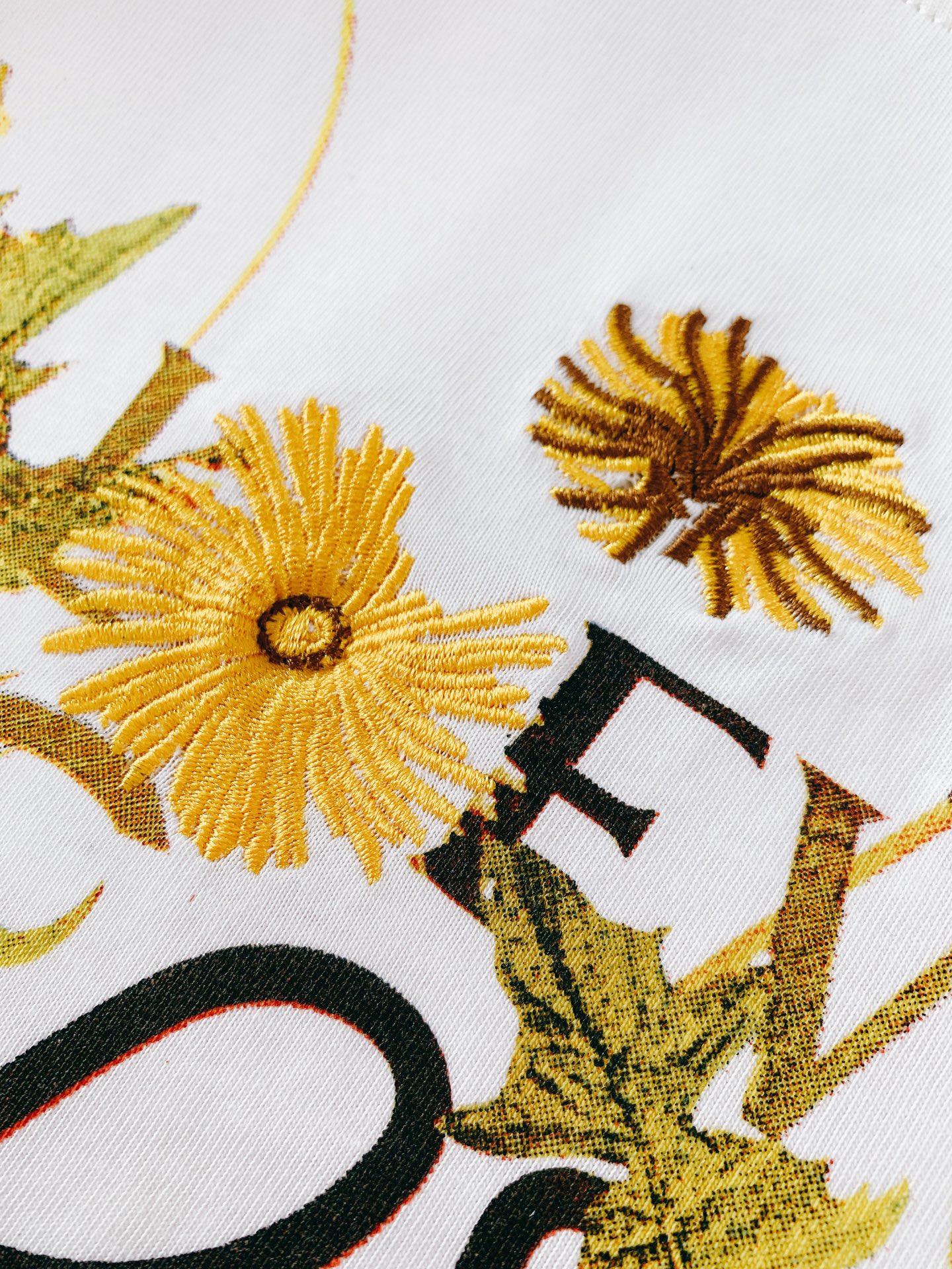 Loewe罗意威2024SS春夏新品花卉印花刺绣短TEE奢华程度满分的彩绘logo元素打造高端气质型必入