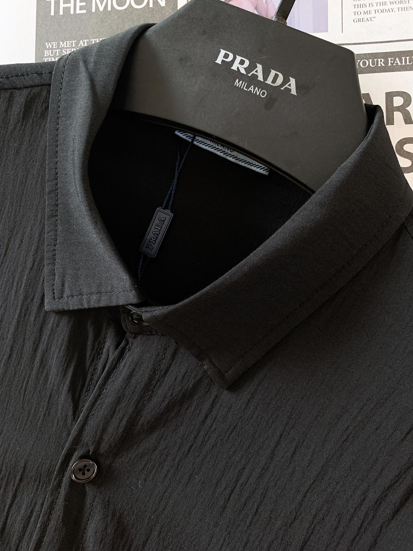Prada普拉达2024SS春夏新品时尚休闲衬衫官网在售专柜同款！经典版型衬衫怎么穿都好看经典的款式每年