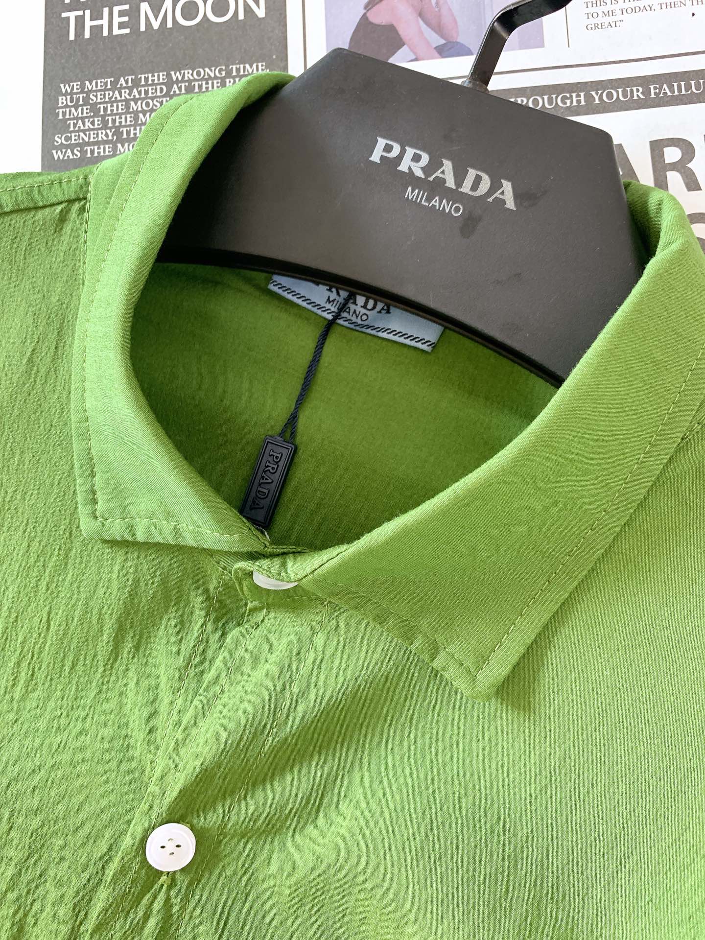 Prada普拉达2024SS春夏新品时尚休闲衬衫官网在售专柜同款！经典版型衬衫怎么穿都好看经典的款式每年