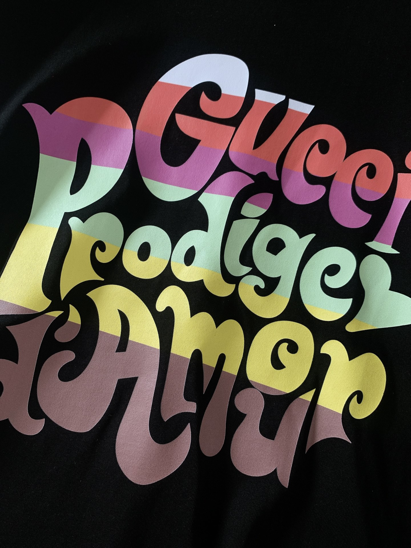 Gucci古驰2024SS春夏新品GG字母印花圆领短袖T恤以缀饰活力印花的运动单品迎接温暖季节的到来品牌