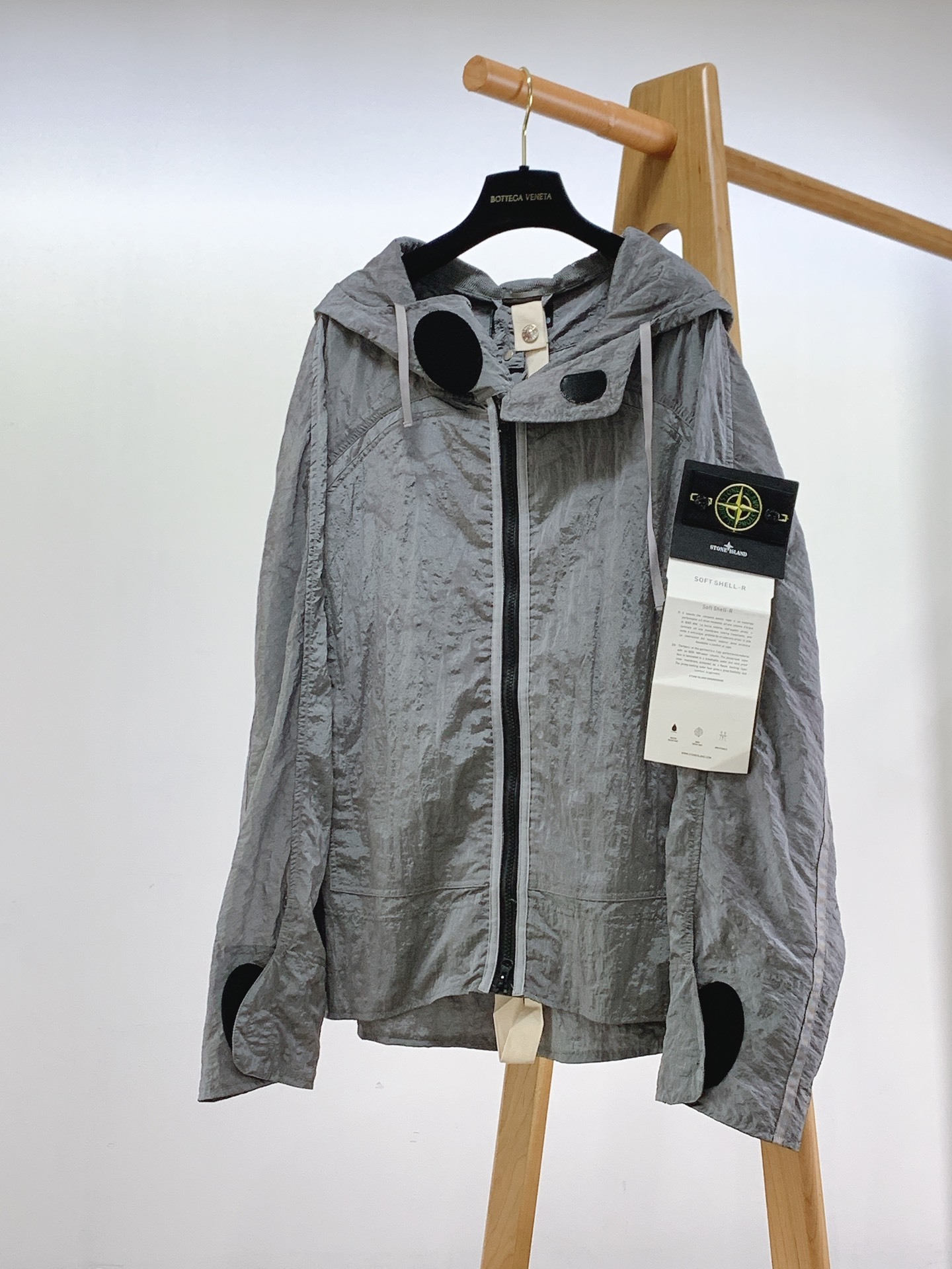 Stone Island 石头岛 金属尼龙多拉链防晒服外套。独家制作的面料让这件防晒服成为当下最火的搭