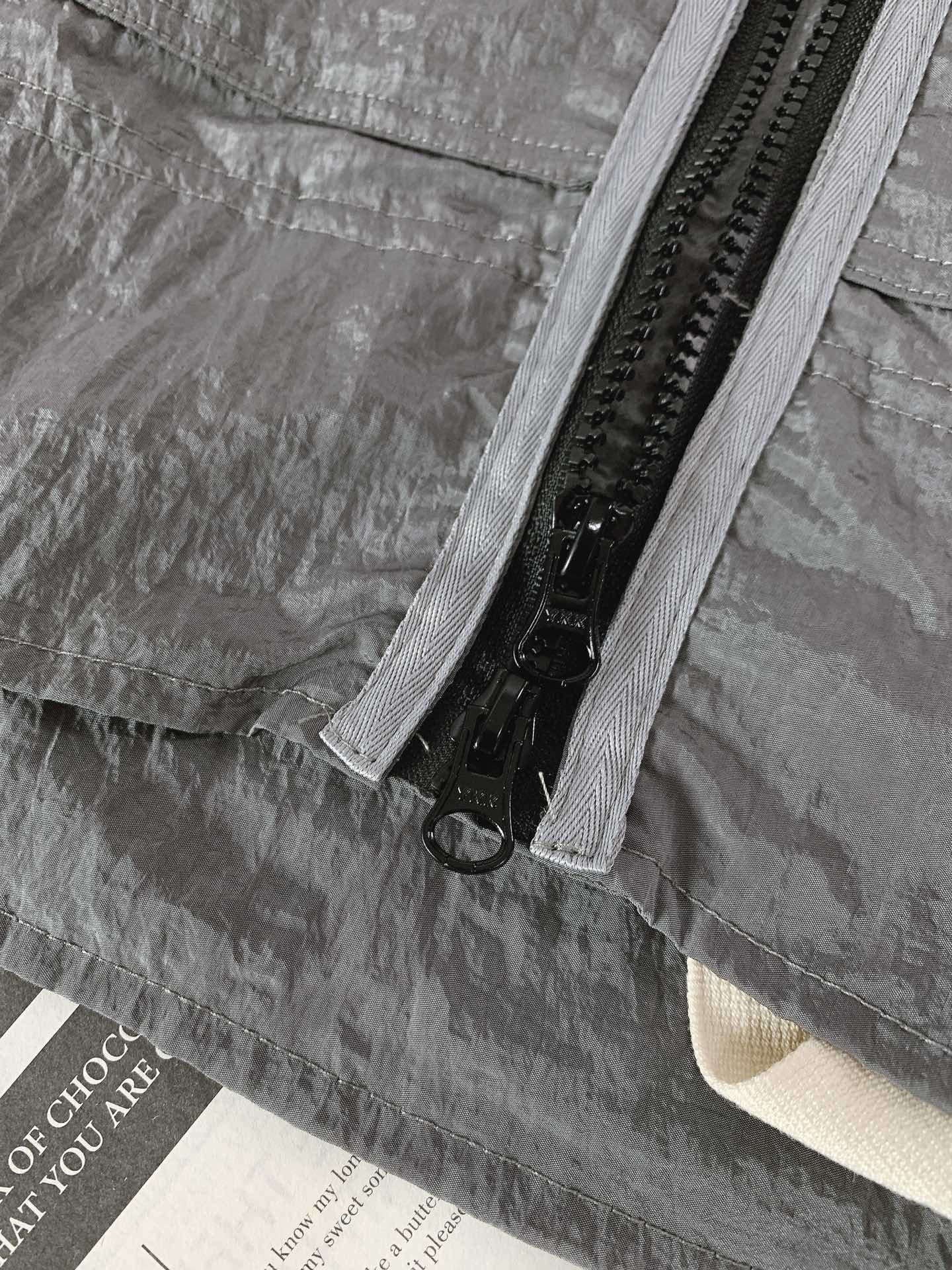 Stone Island 石头岛 金属尼龙多拉链防晒服外套。独家制作的面料让这件防晒服成为当下最火的搭