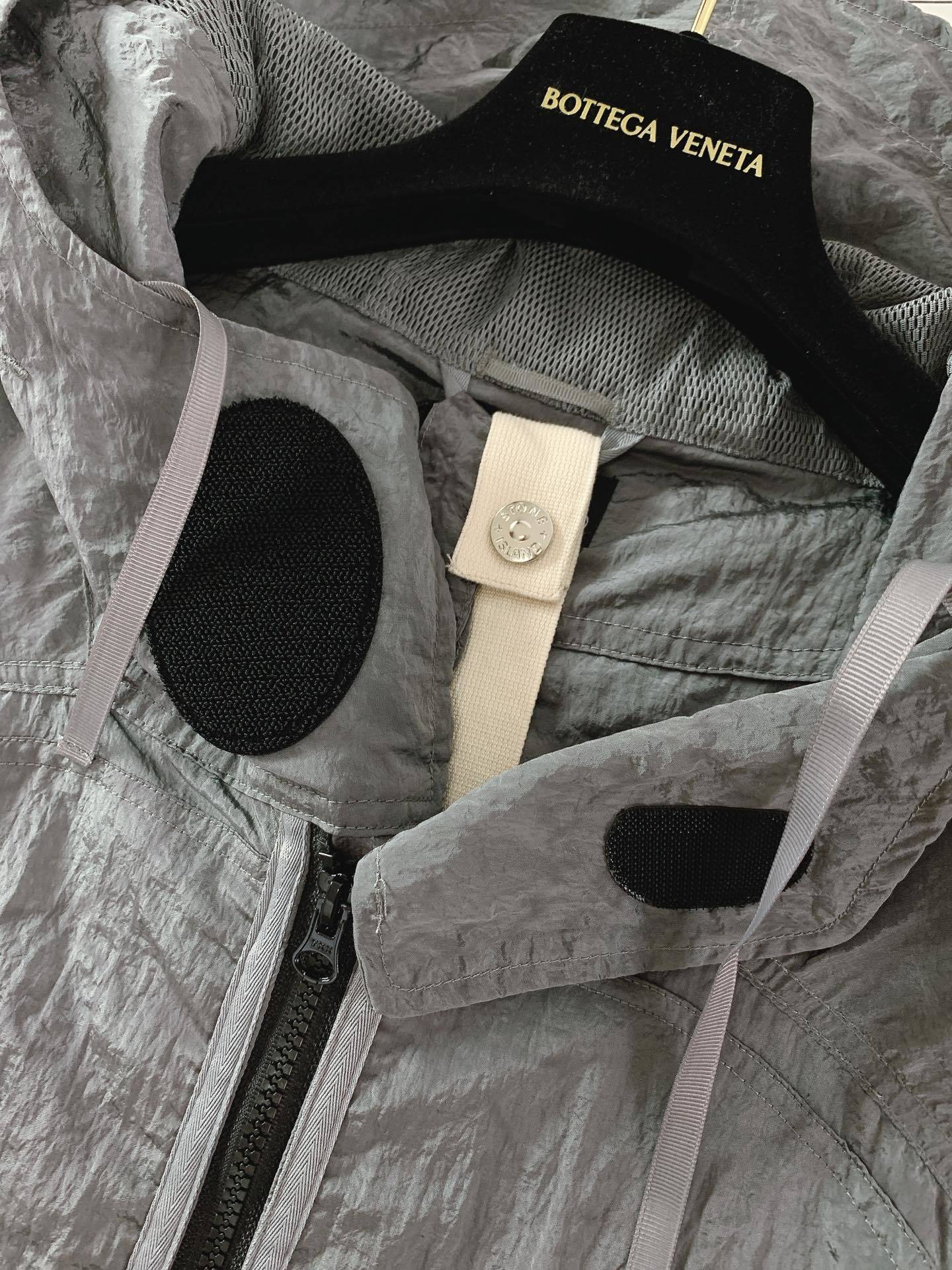 Stone Island 石头岛 金属尼龙多拉链防晒服外套。独家制作的面料让这件防晒服成为当下最火的搭