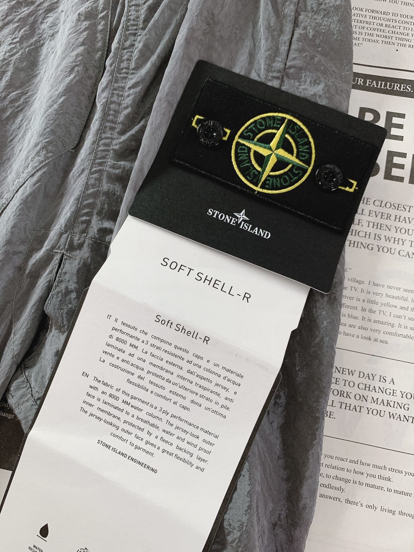 Stone Island 石头岛 金属尼龙多拉链防晒服外套。独家制作的面料让这件防晒服成为当下最火的搭