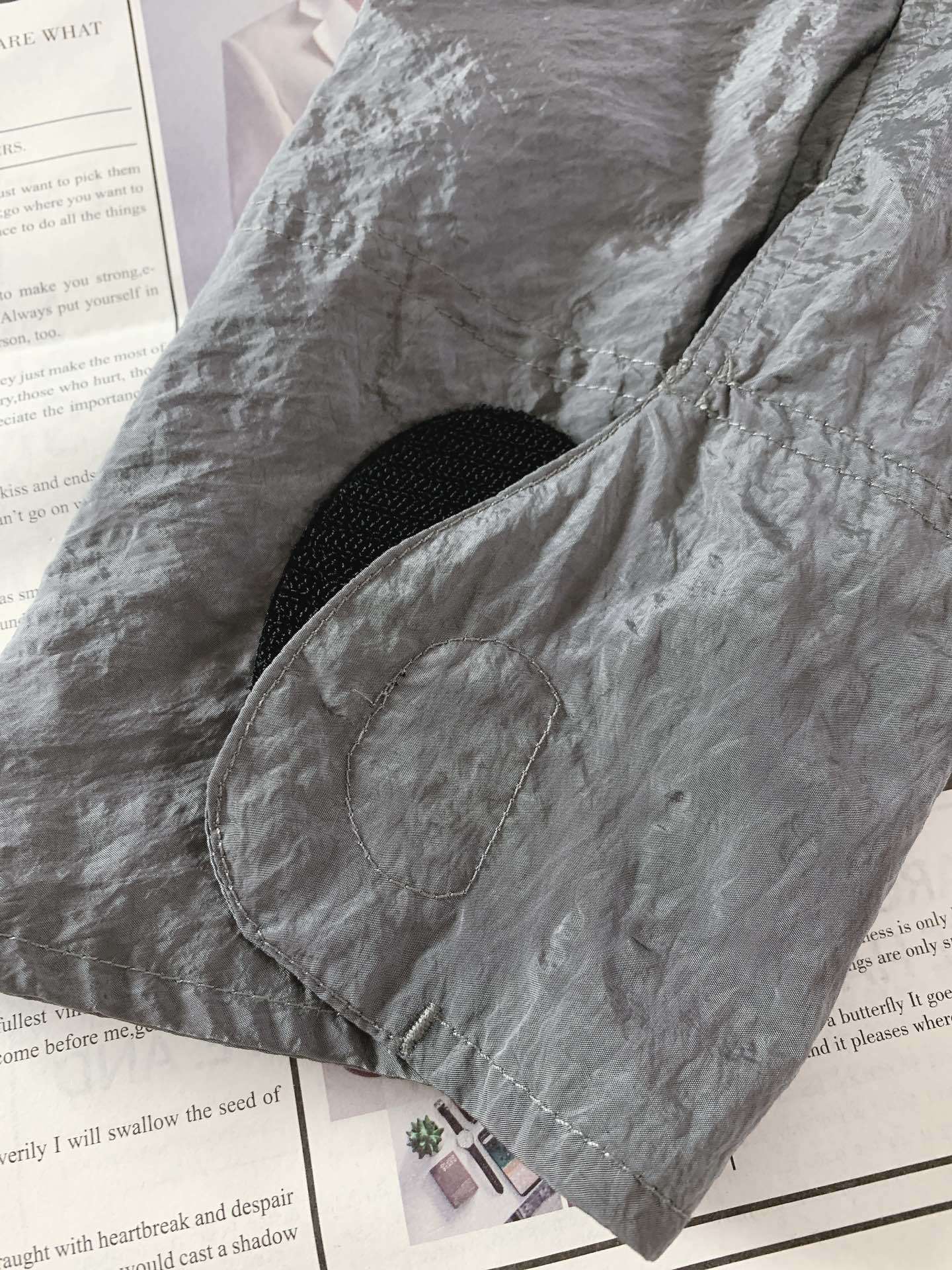 Stone Island 石头岛 金属尼龙多拉链防晒服外套。独家制作的面料让这件防晒服成为当下最火的搭