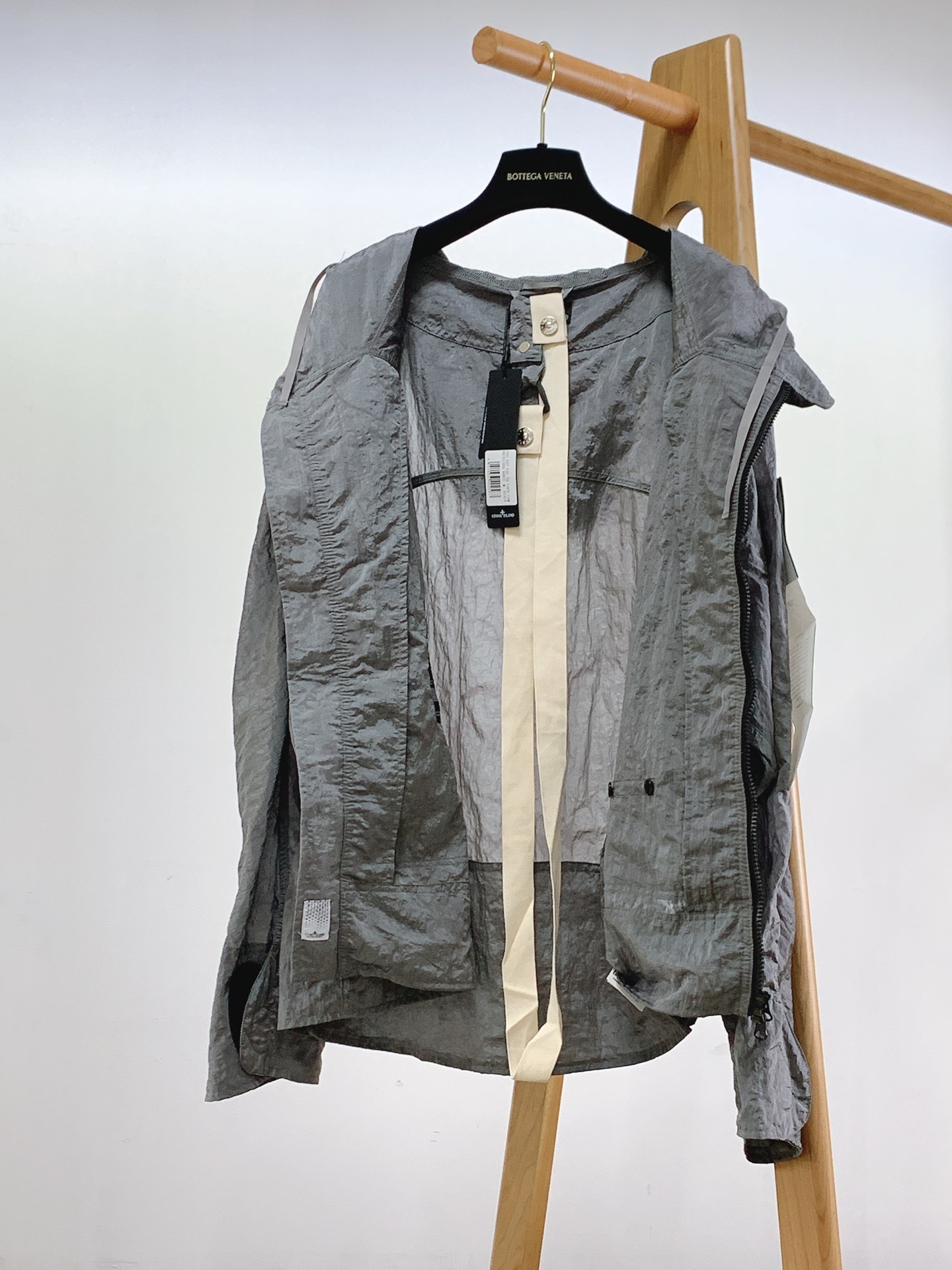Stone Island 石头岛 金属尼龙多拉链防晒服外套。独家制作的面料让这件防晒服成为当下最火的搭