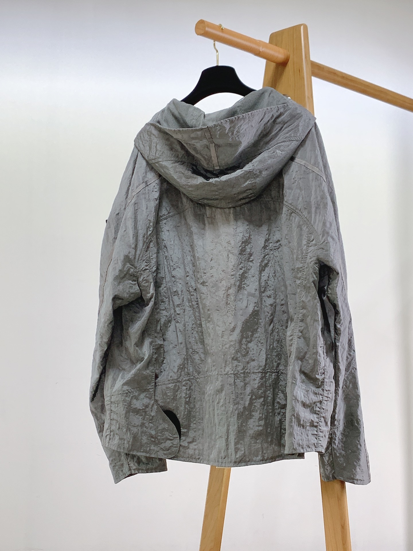 Stone Island 石头岛 金属尼龙多拉链防晒服外套。独家制作的面料让这件防晒服成为当下最火的搭