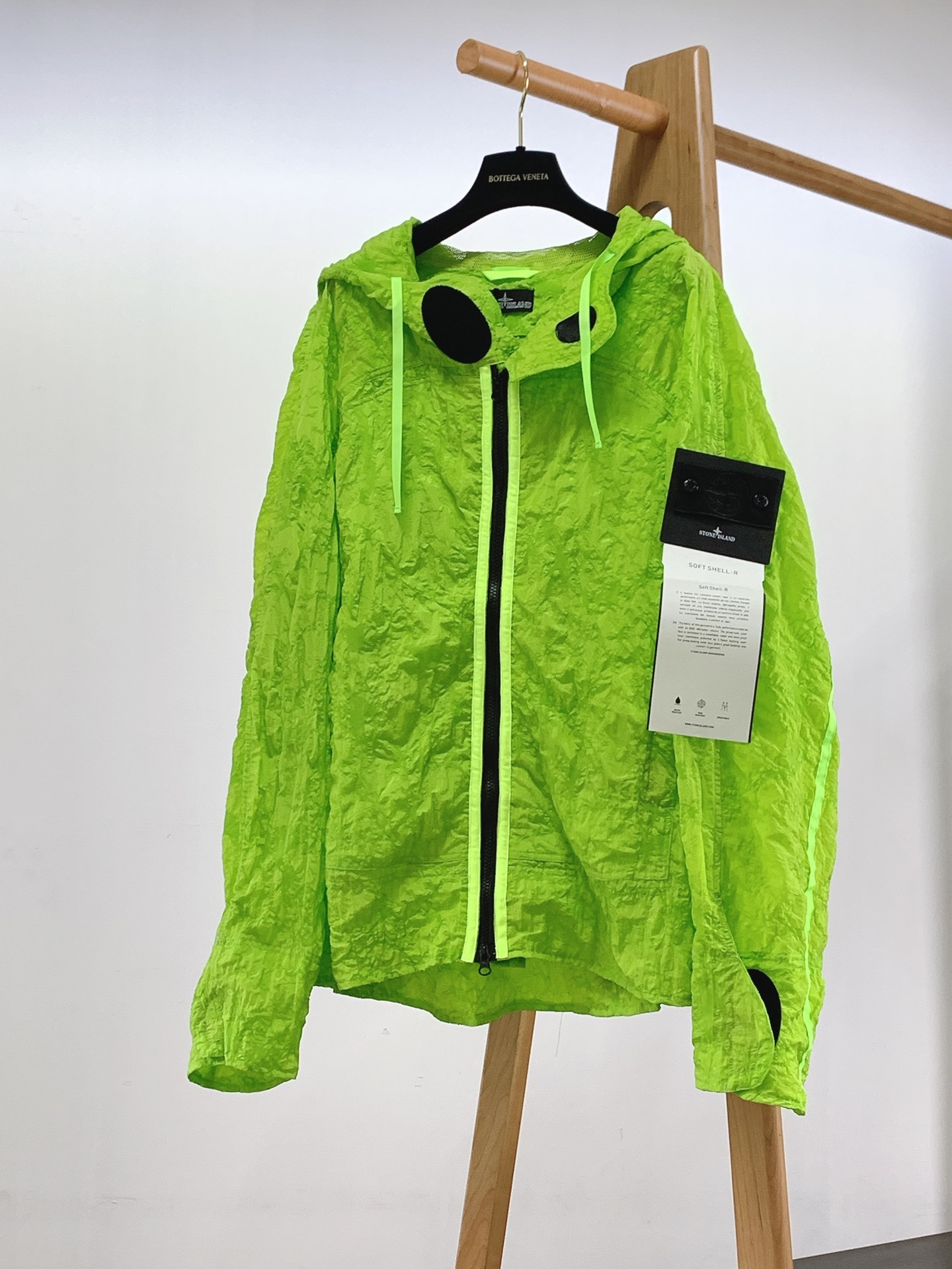 Stone Island 石头岛 金属尼龙多拉链防晒服外套。独家制作的面料让这件防晒服成为当下最火的搭