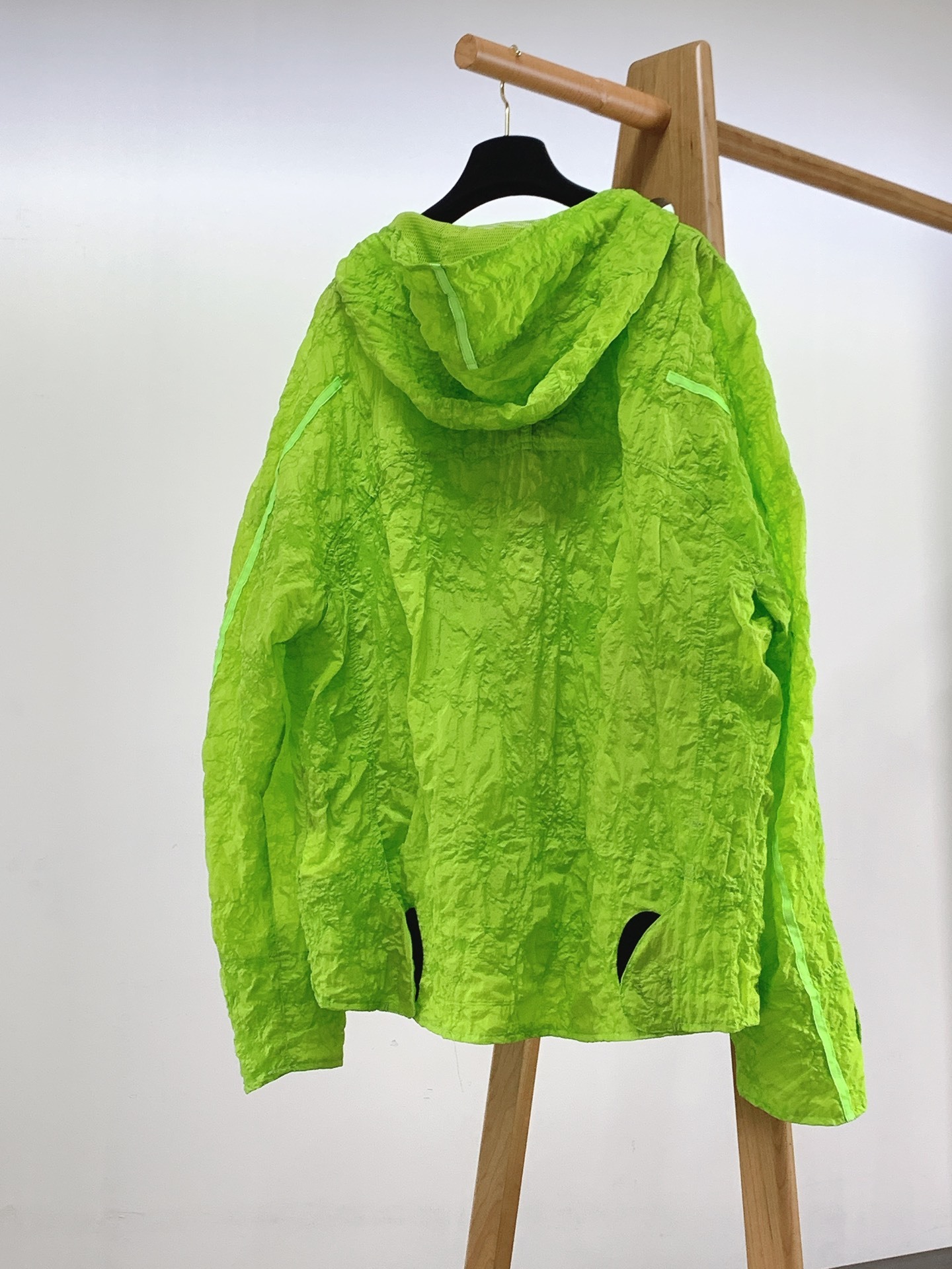 Stone Island 石头岛 金属尼龙多拉链防晒服外套。独家制作的面料让这件防晒服成为当下最火的搭