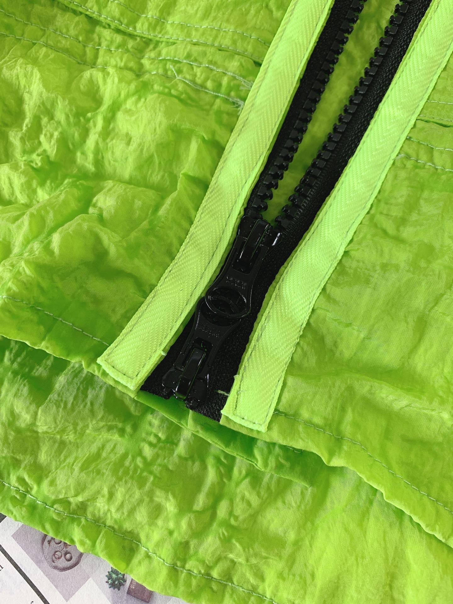 Stone Island 石头岛 金属尼龙多拉链防晒服外套。独家制作的面料让这件防晒服成为当下最火的搭