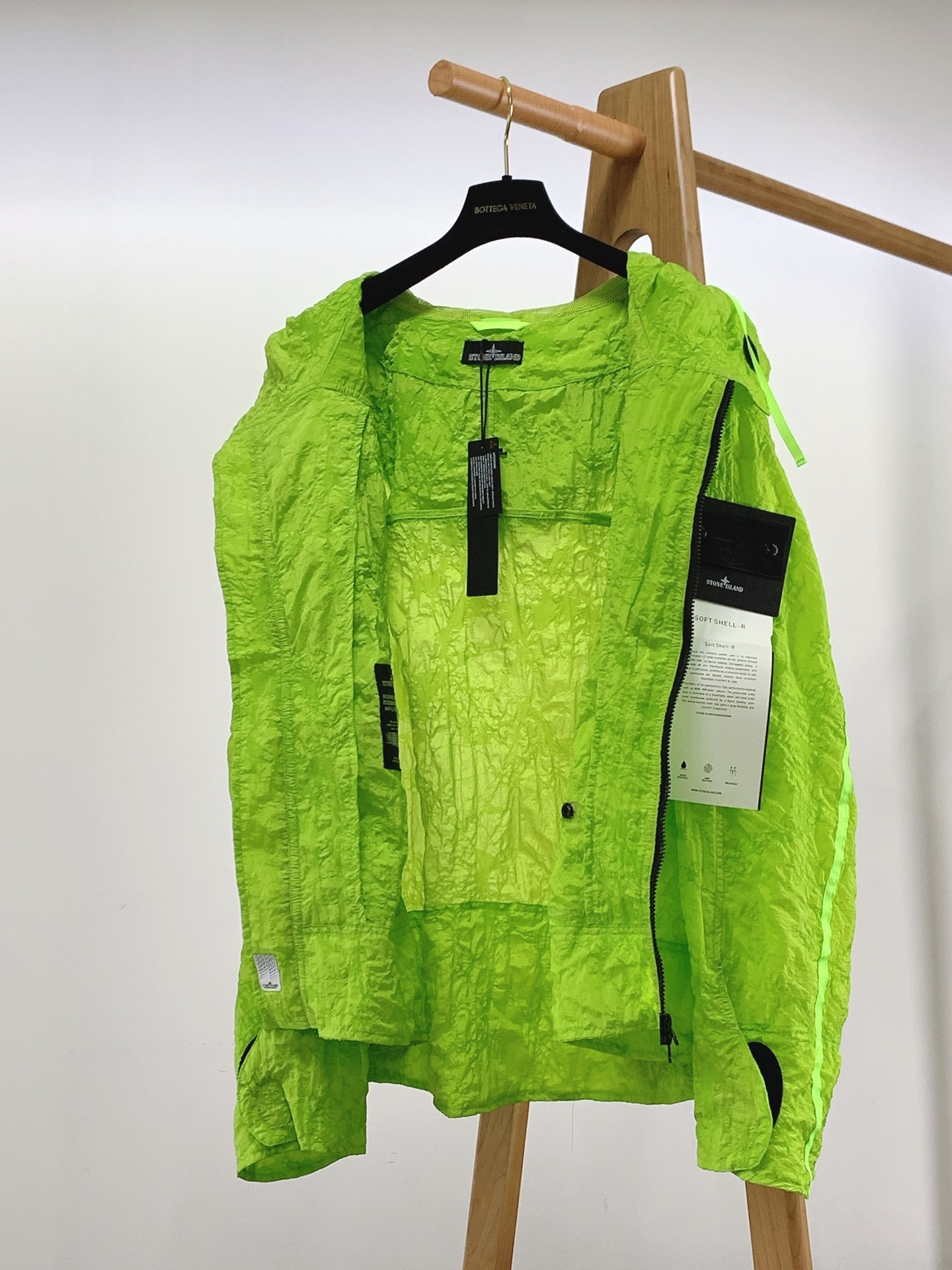 Stone Island 石头岛 金属尼龙多拉链防晒服外套。独家制作的面料让这件防晒服成为当下最火的搭