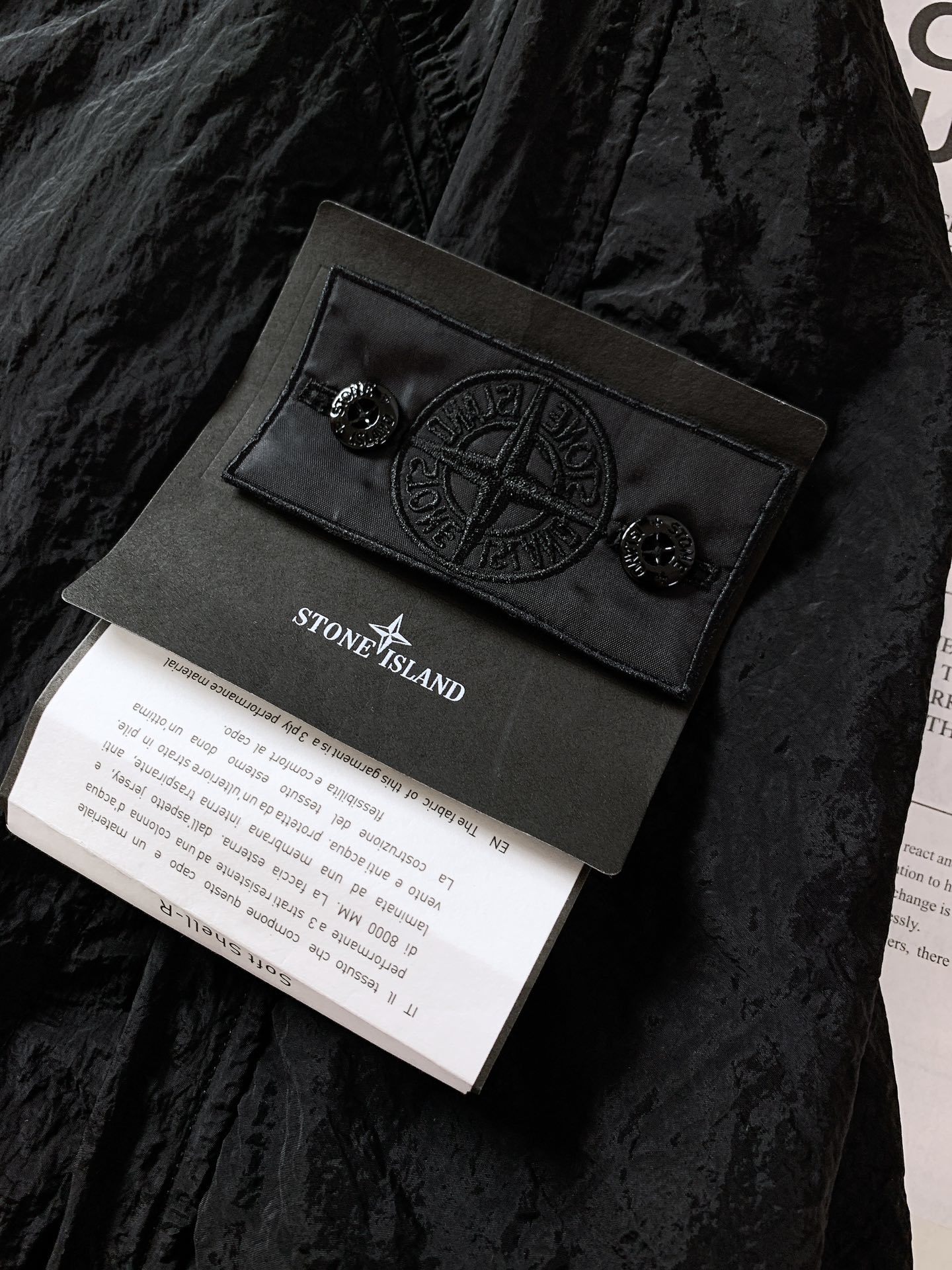Stone Island 石头岛 金属尼龙多拉链防晒服外套。独家制作的面料让这件防晒服成为当下最火的搭