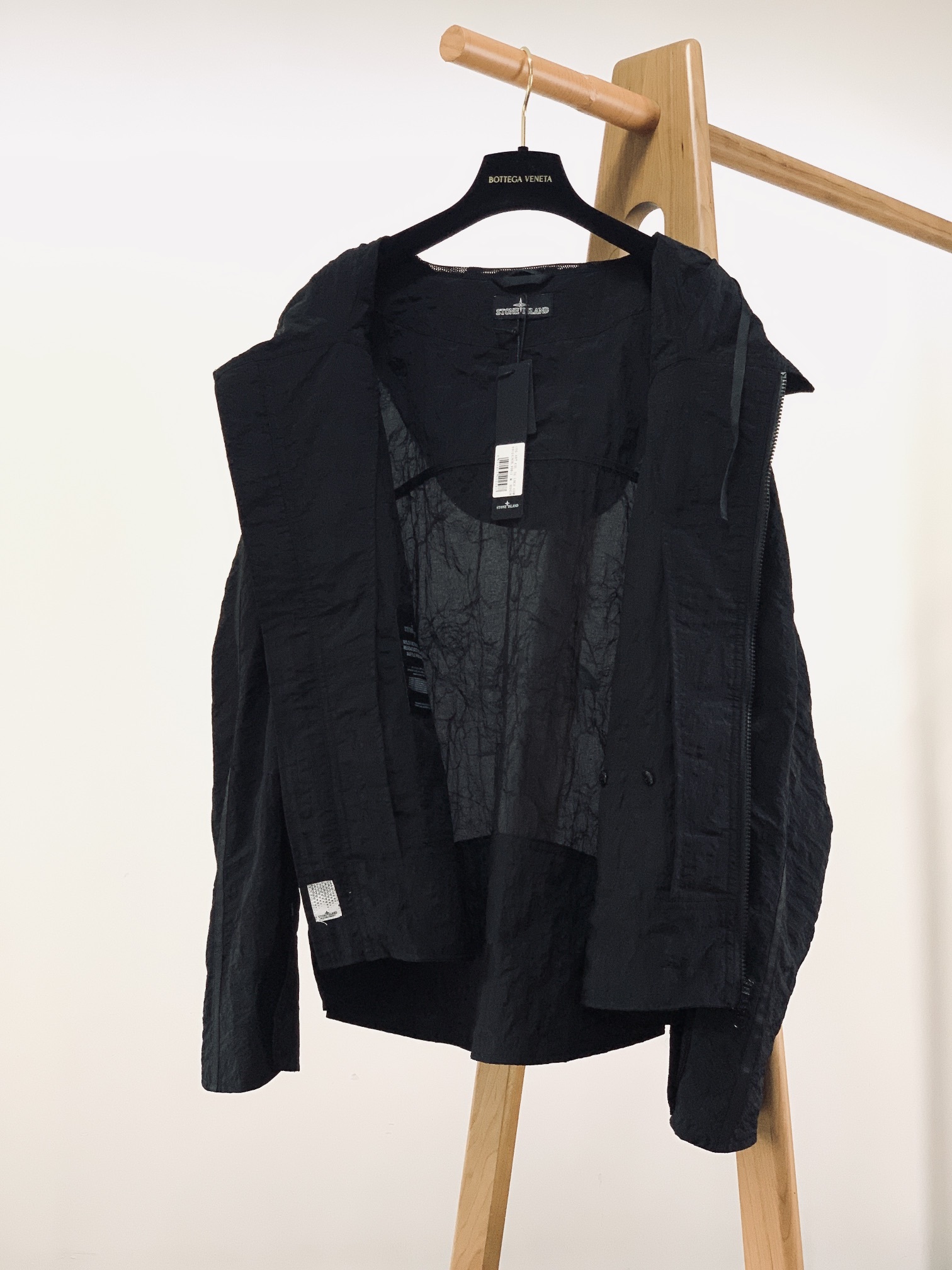 Stone Island 石头岛 金属尼龙多拉链防晒服外套。独家制作的面料让这件防晒服成为当下最火的搭