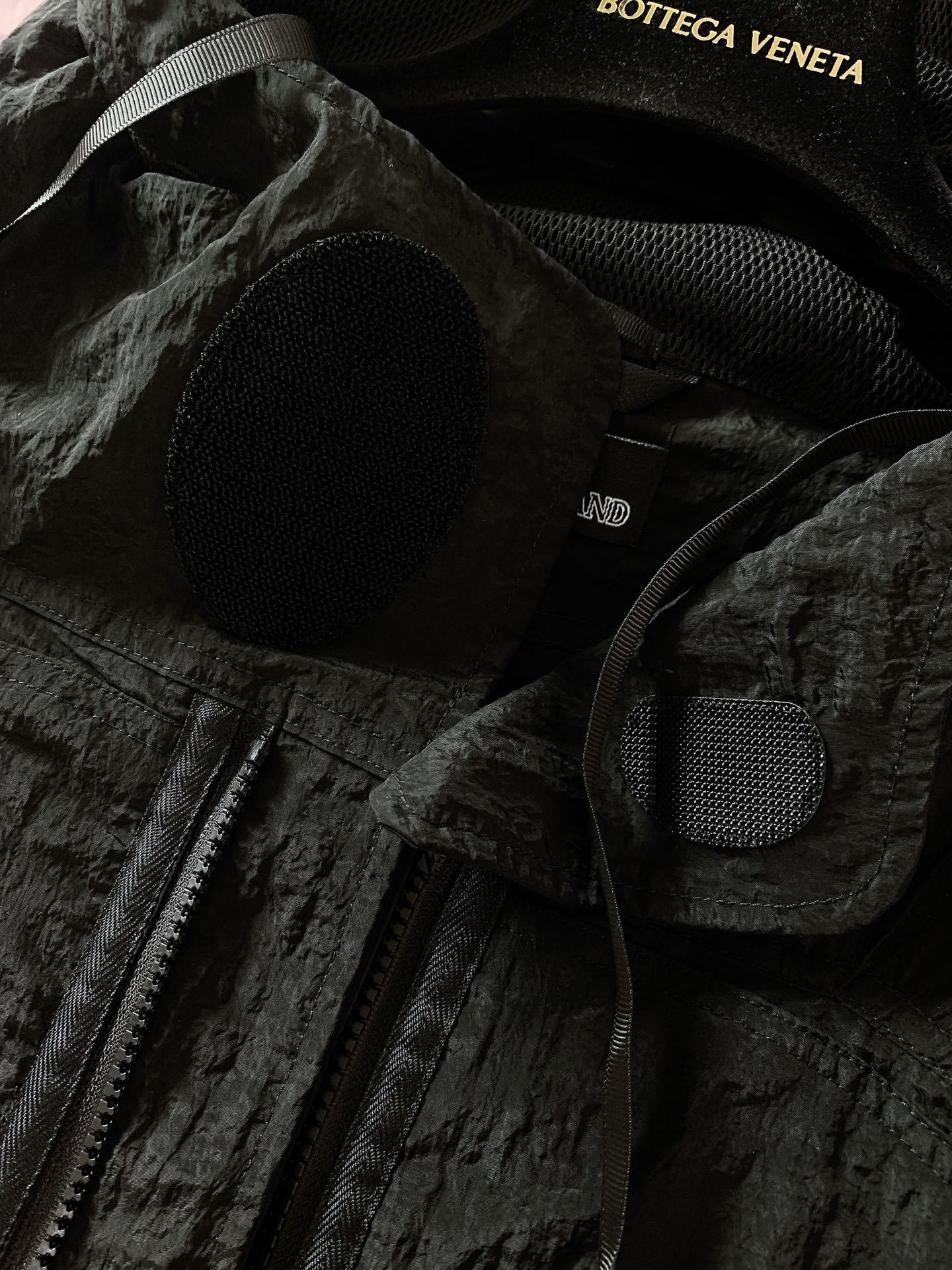 Stone Island 石头岛 金属尼龙多拉链防晒服外套。独家制作的面料让这件防晒服成为当下最火的搭