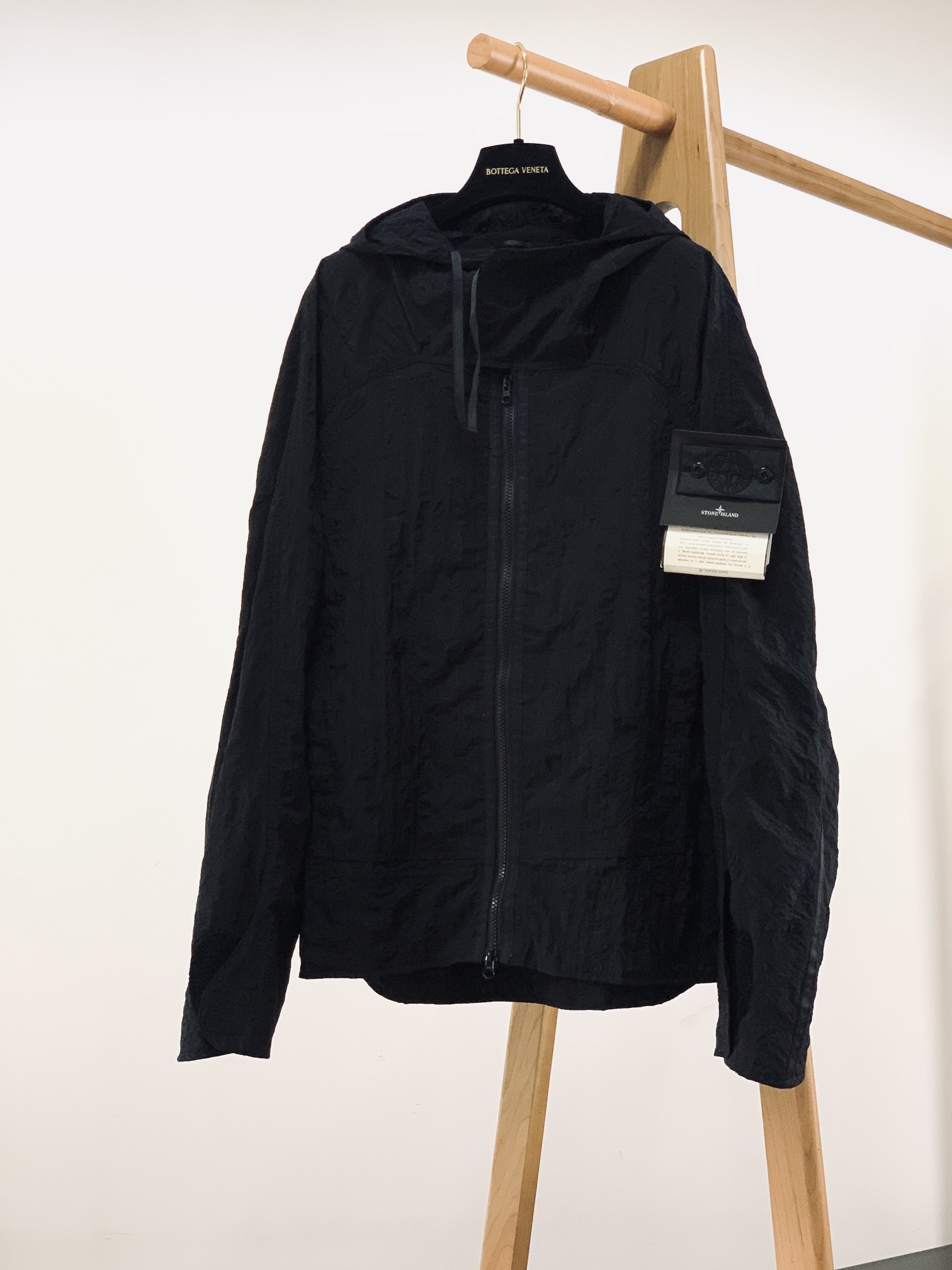 Stone Island 石头岛 金属尼龙多拉链防晒服外套。独家制作的面料让这件防晒服成为当下最火的搭
