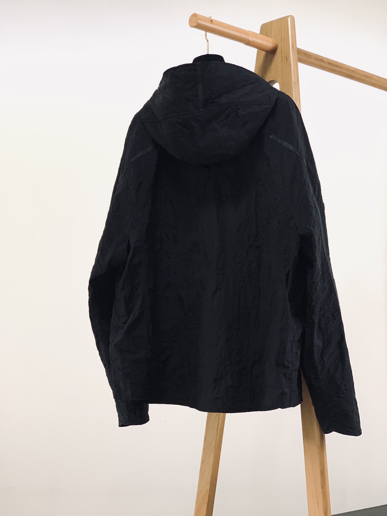 Stone Island 石头岛 金属尼龙多拉链防晒服外套。独家制作的面料让这件防晒服成为当下最火的搭