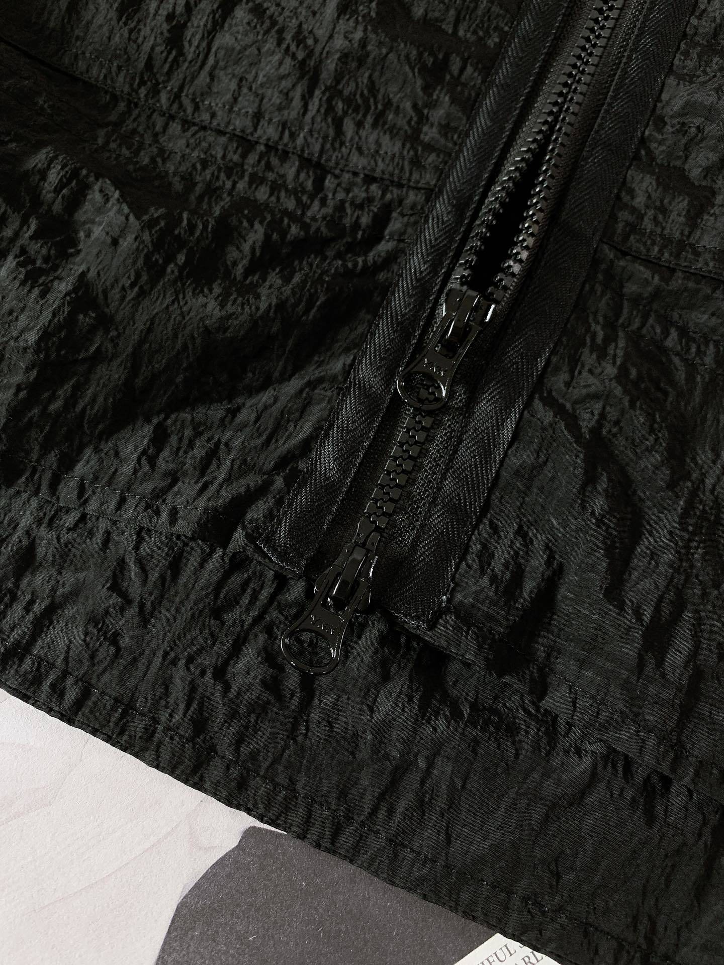 Stone Island 石头岛 金属尼龙多拉链防晒服外套。独家制作的面料让这件防晒服成为当下最火的搭