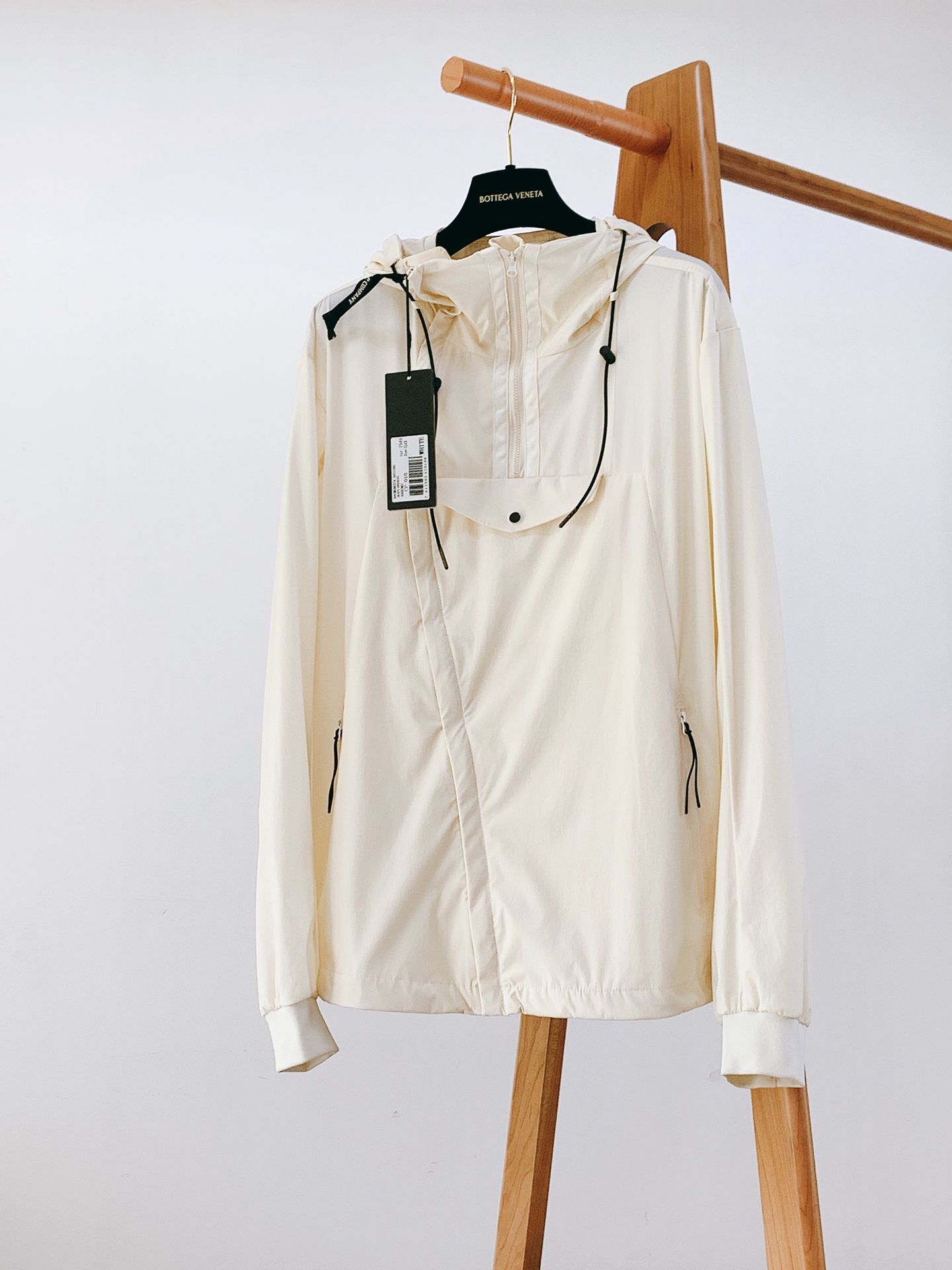 NO:119037,C.P.Company glasses functional windbreaker commissioned to Japan ChaiX for customization, ultra-high density fabric!  The color, the metallic luster is excellent, it is quite spacious, dry and stylish!  3D three-dimensional insert cut, exquisite three-dimensional organ bag, , stylish. …………………………………………………………………………………………………………………………………………………………………………………………………………………………………………………………………………………………19860909C.P.Company 眼镜机能风衣 委托日本柴X定制,超高密度面料！色,金属光泽感超赞,挺阔干爽有型！3D立体插片剪裁 , 精致立体风琴袋 , ,有型好. …………………………………………………… SizeM-XXL,,alexander wang,Men's clothing