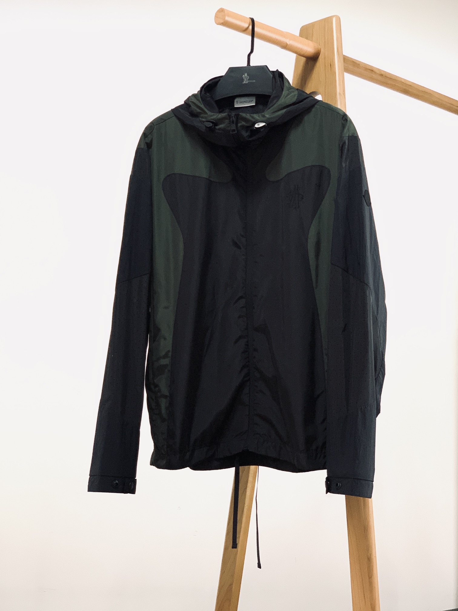 
Moncler 蒙口 倪大红、王一博同款。出口原版版本！！品质绝对的保证….全网有很多人来fk…但是都