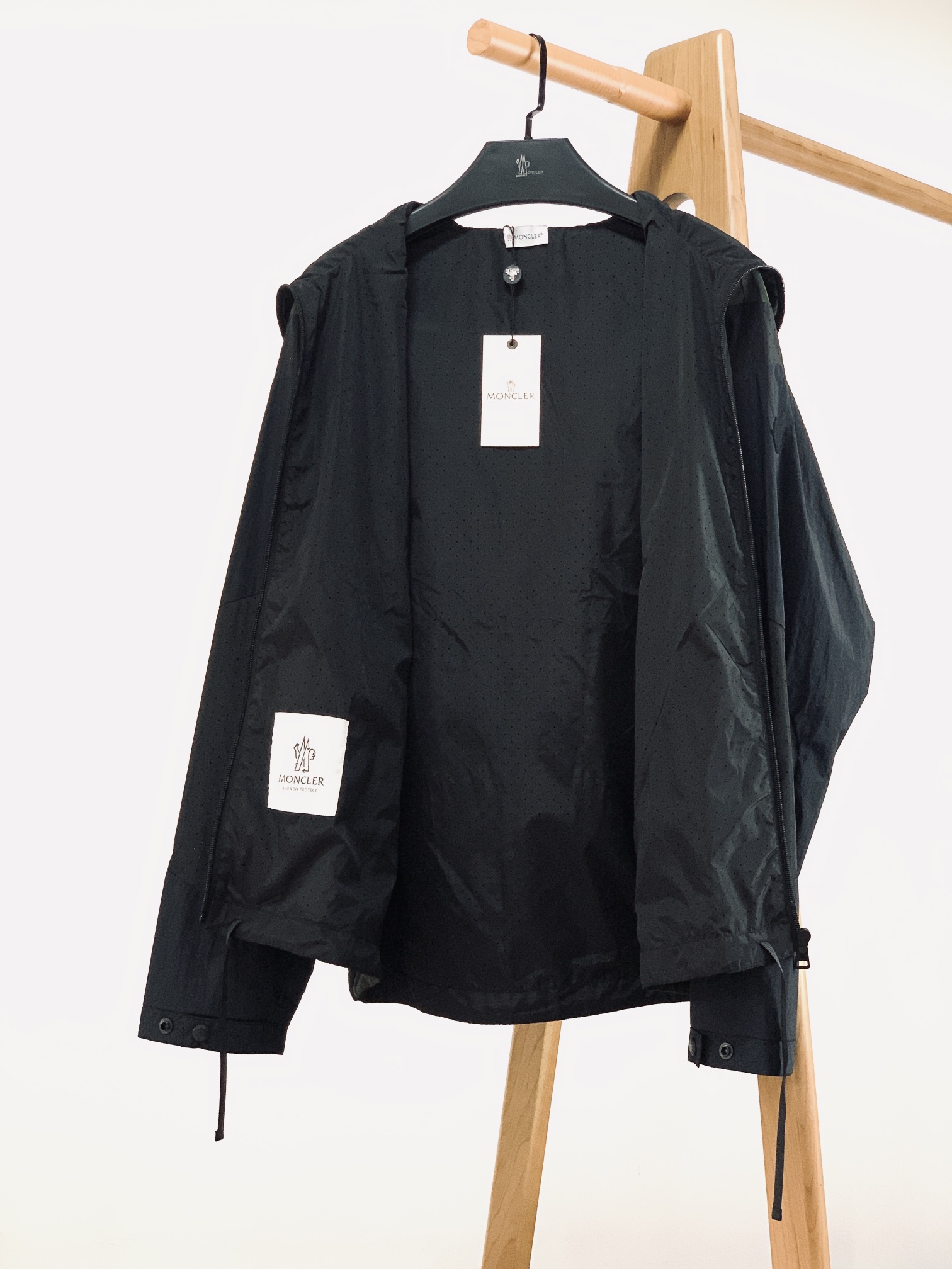 
Moncler 蒙口 倪大红、王一博同款。出口原版版本！！品质绝对的保证….全网有很多人来fk…但是都