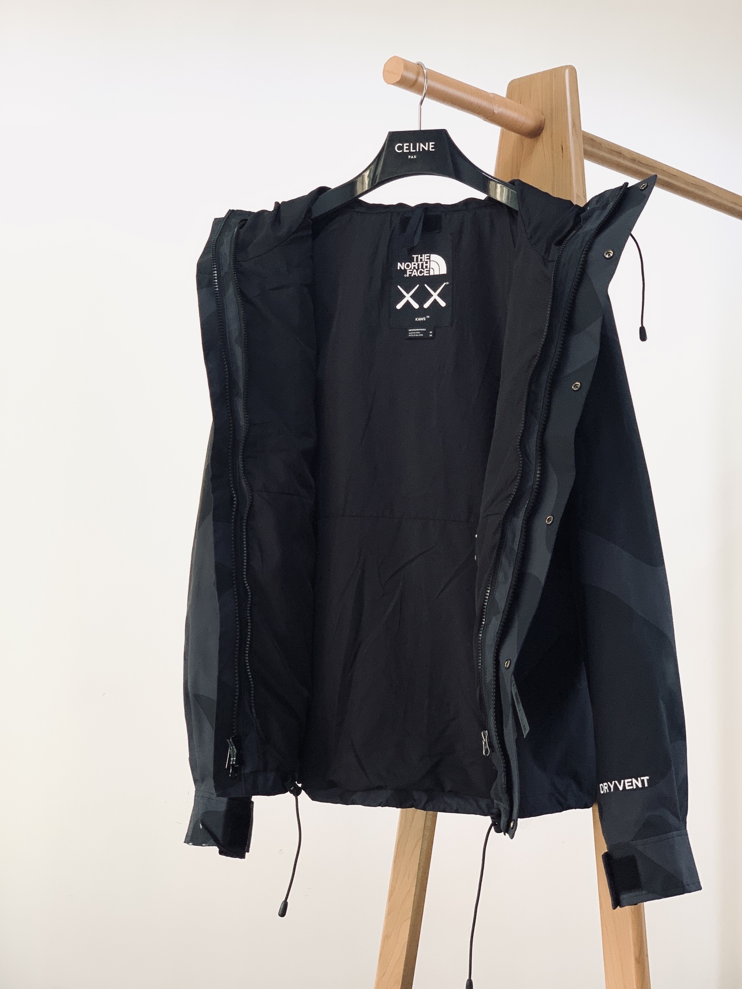 The North Face®北面 TNF x XX KAWS 联名款 字母Logo刺绣连帽休闲冲锋