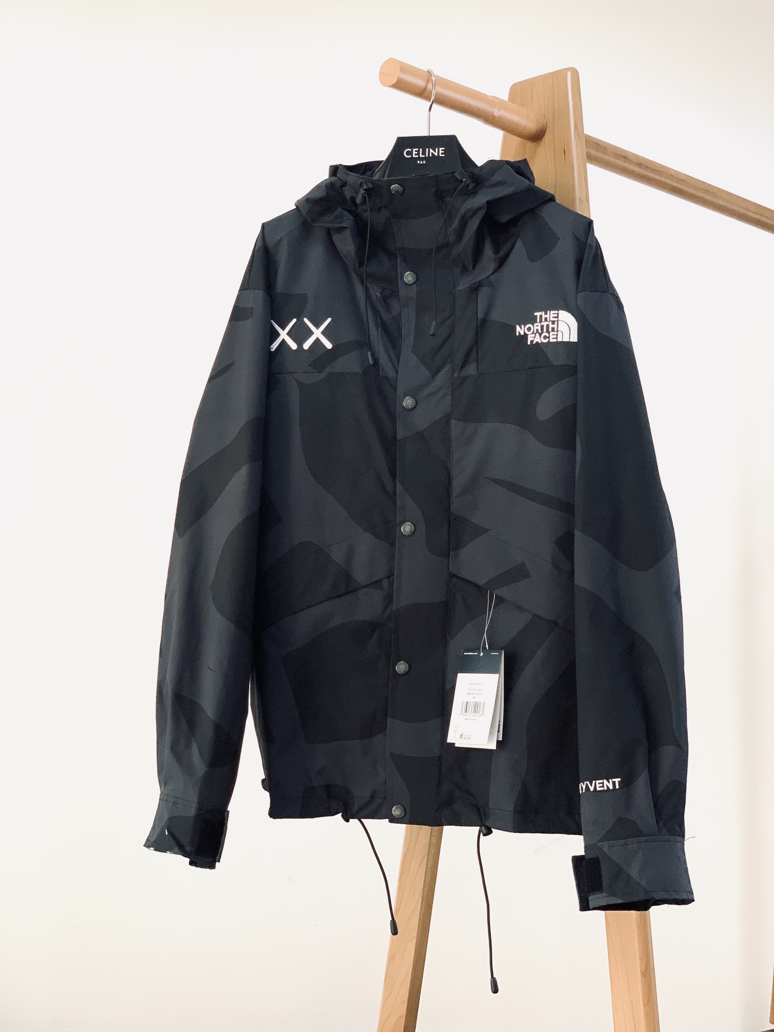 The North Face®北面 TNF x XX KAWS 联名款 字母Logo刺绣连帽休闲冲锋