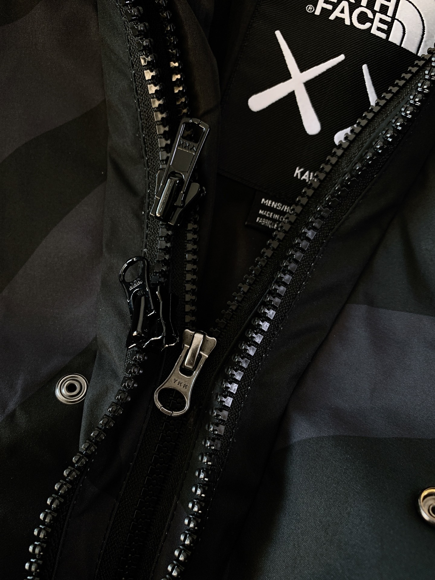The North Face®北面 TNF x XX KAWS 联名款 字母Logo刺绣连帽休闲冲锋