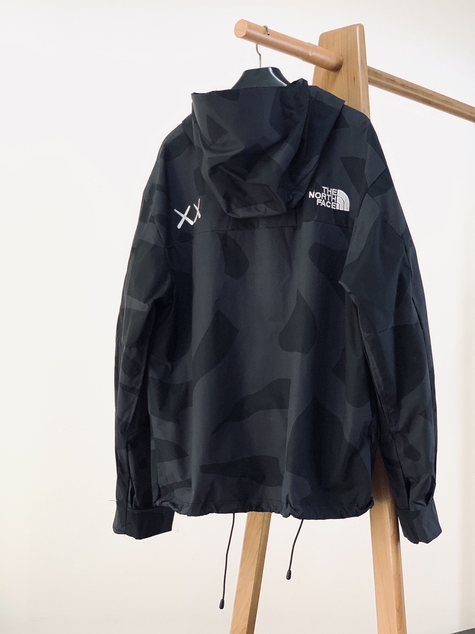 The North Face®北面 TNF x XX KAWS 联名款 字母Logo刺绣连帽休闲冲锋