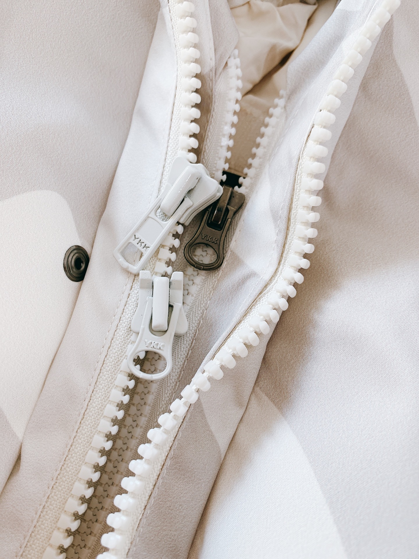 The North Face®北面 TNF x XX KAWS 联名款 字母Logo刺绣连帽休闲冲锋