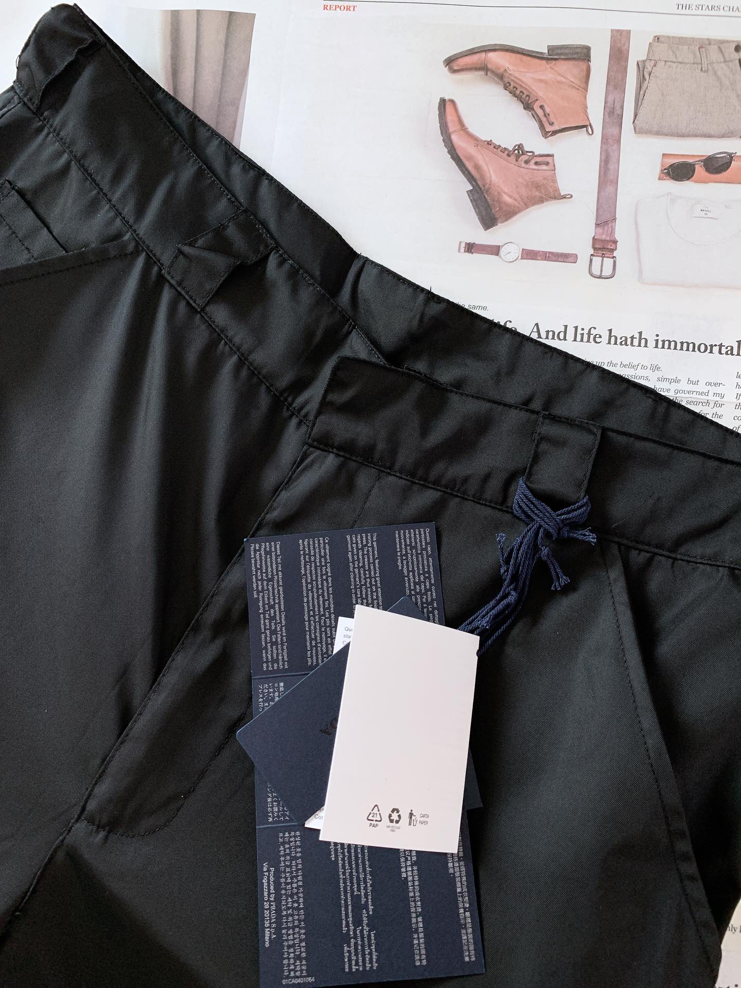 
Prada 普拉达 尼龙工装休闲裤，这款极简裤装面料取材Re-Nylon再生尼龙打造，工装裤两侧拉链多