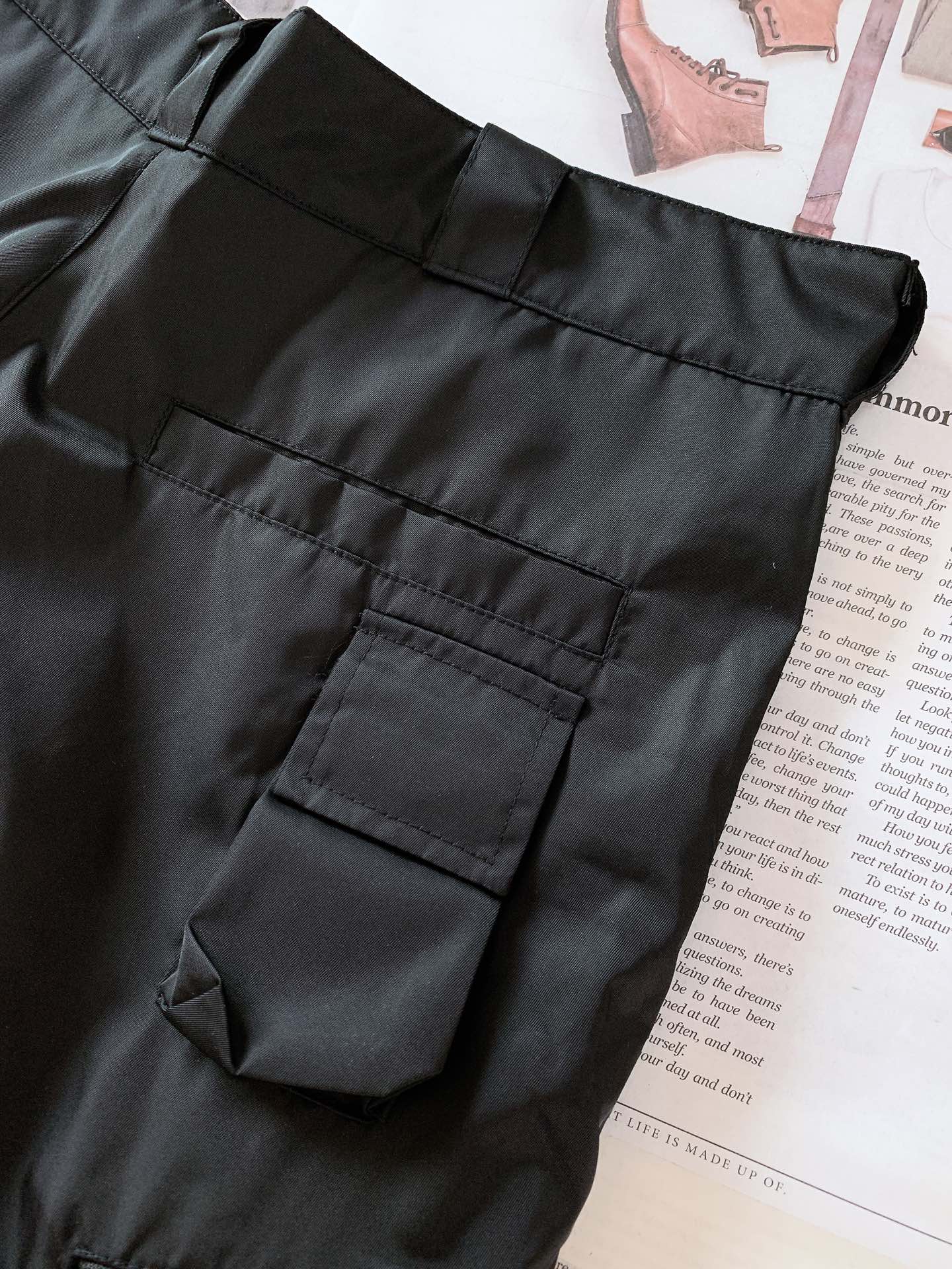 
Prada 普拉达 尼龙工装休闲裤，这款极简裤装面料取材Re-Nylon再生尼龙打造，工装裤两侧拉链多