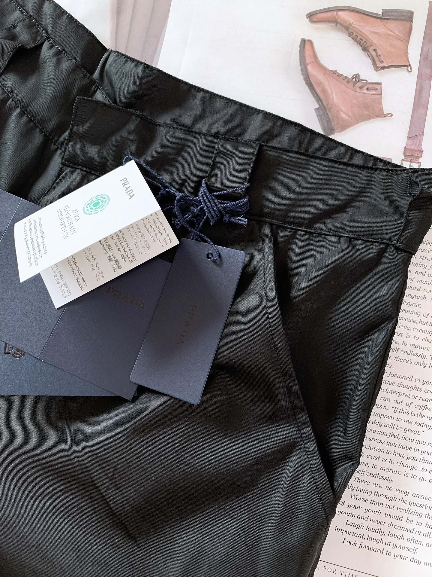 
Prada 普拉达 尼龙工装休闲裤，这款极简裤装面料取材Re-Nylon再生尼龙打造，工装裤两侧拉链多
